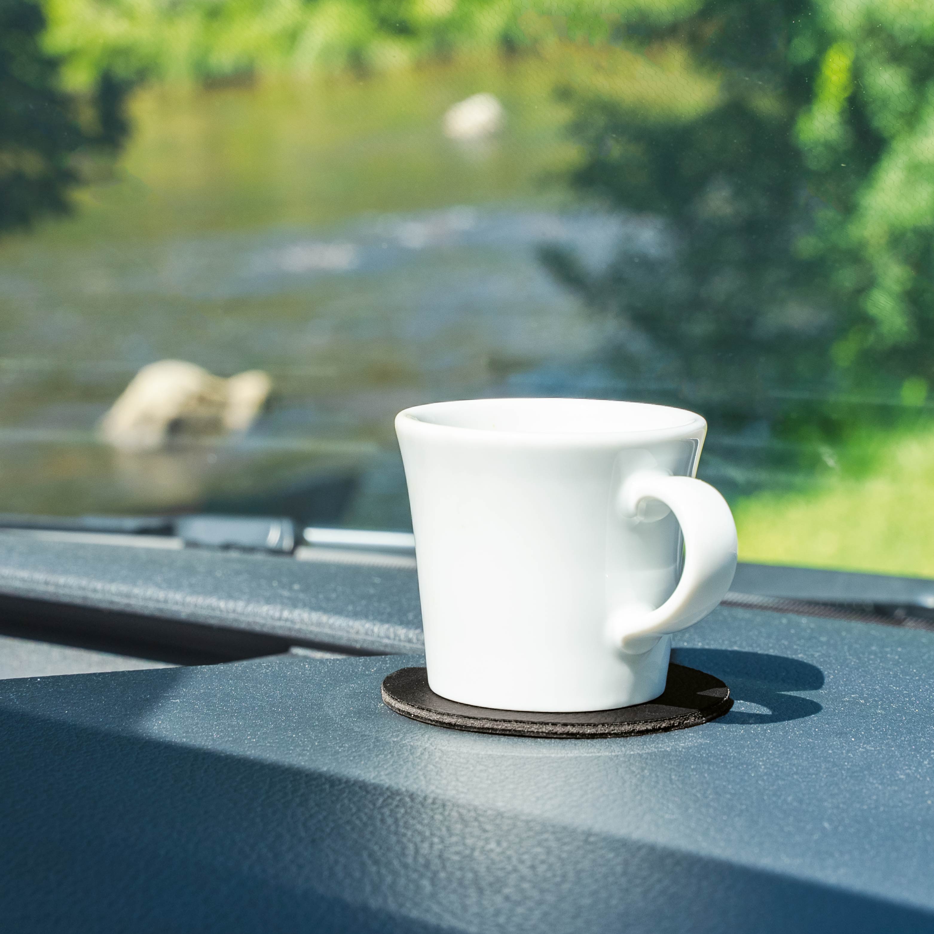 La taza magnética se fija mediante almohadilla en durante el viaje salpicadero durante el viaje