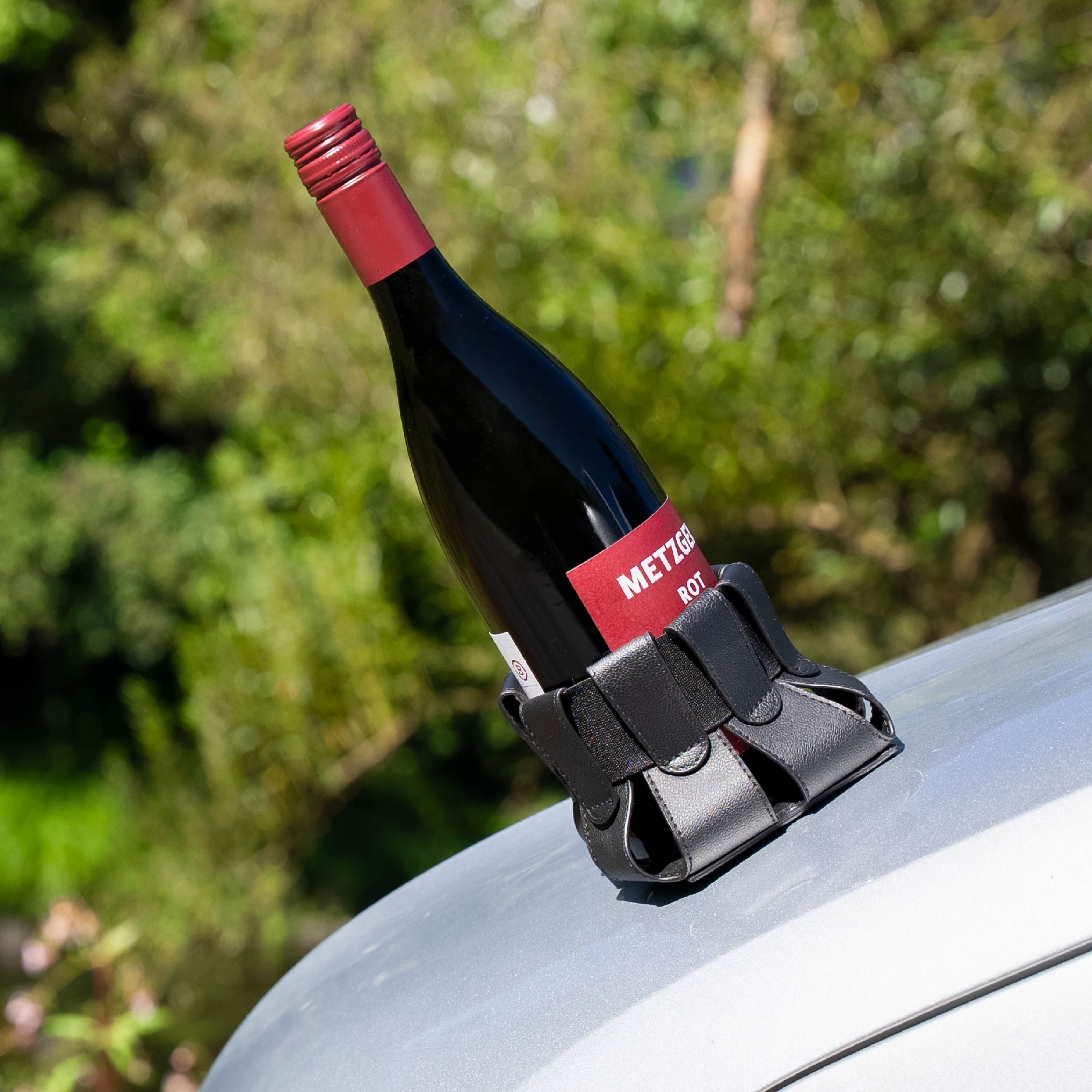 Portabotellas magnético con botella vino tinto sobre superficie metálica
