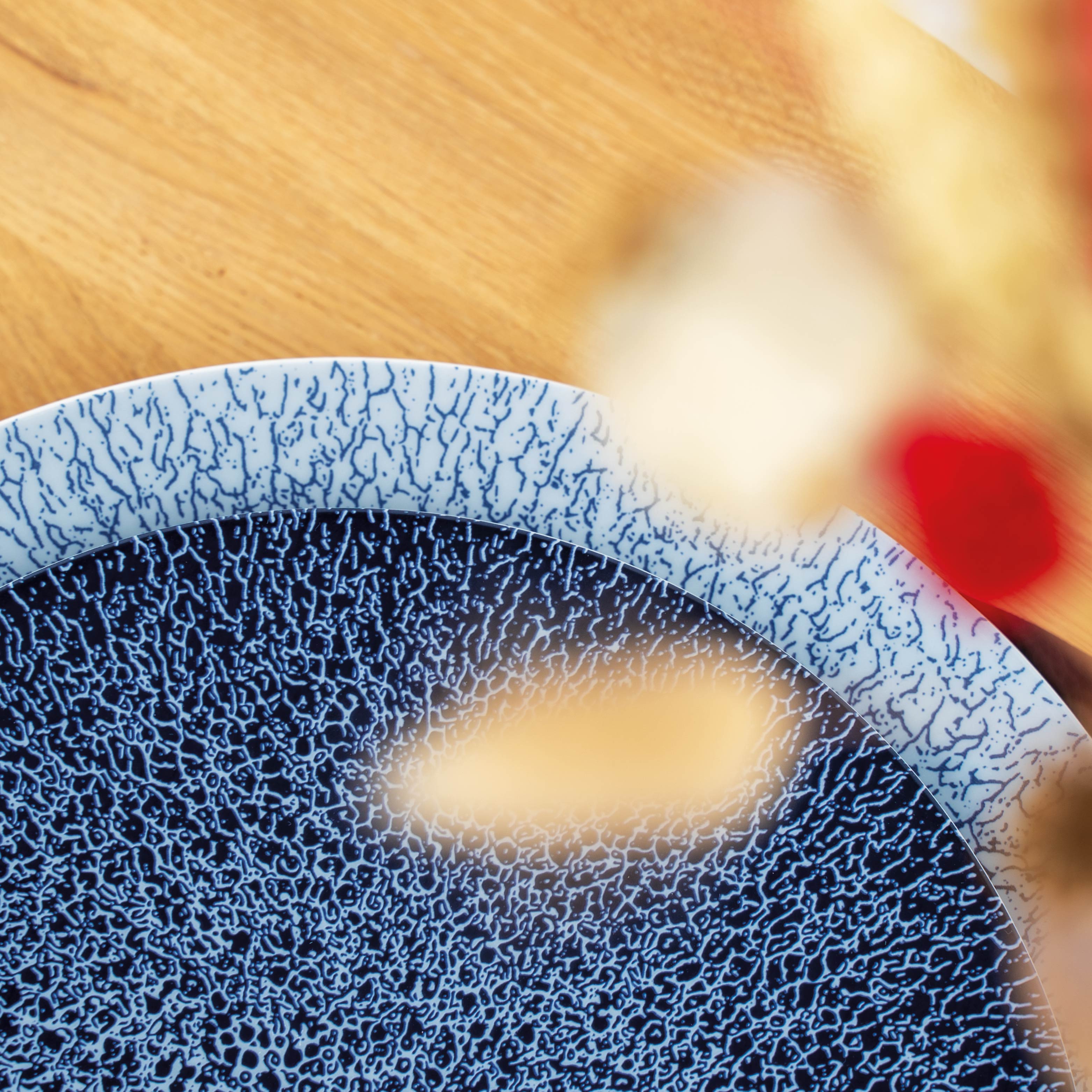 Primer plano de un plato de porcelana de color Ocean