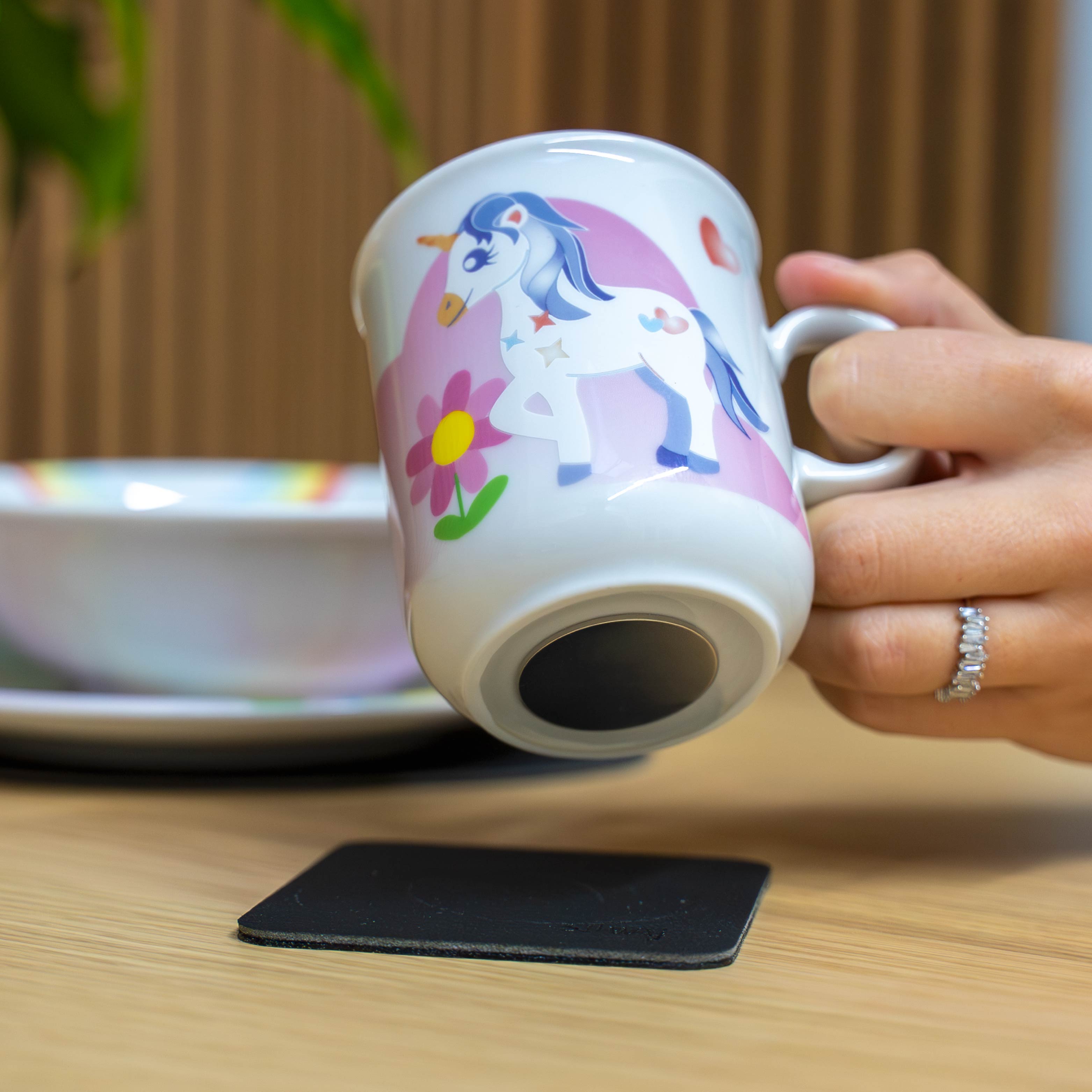 Primer plano de un imán en una taza de porcelana