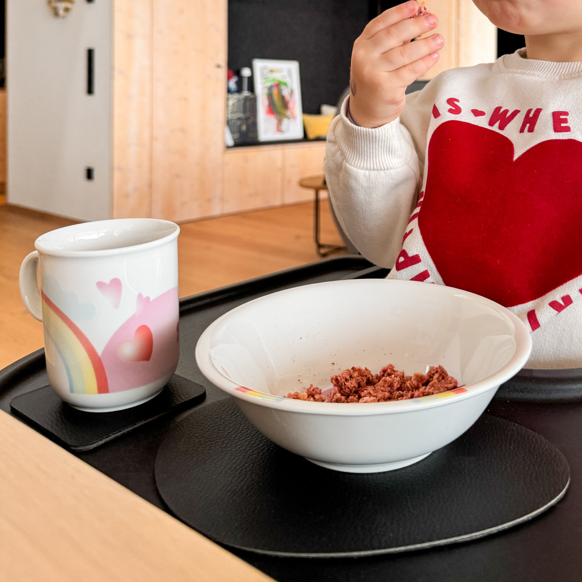 Vajilla de porcelana magnética para niños sobre manteles individuales