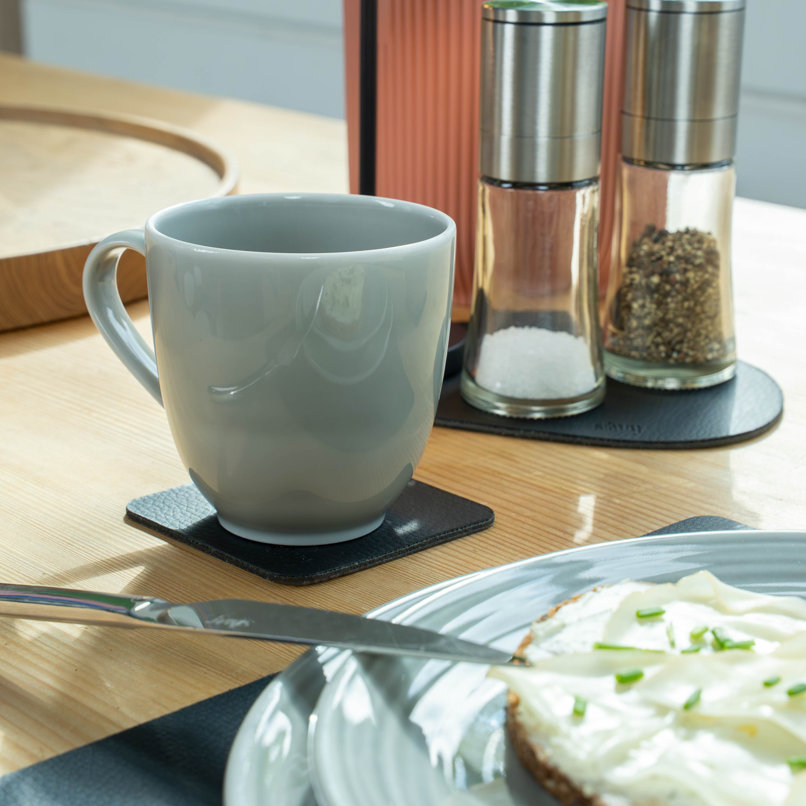 Taza de porcelana magnética cyan mesa de cocina