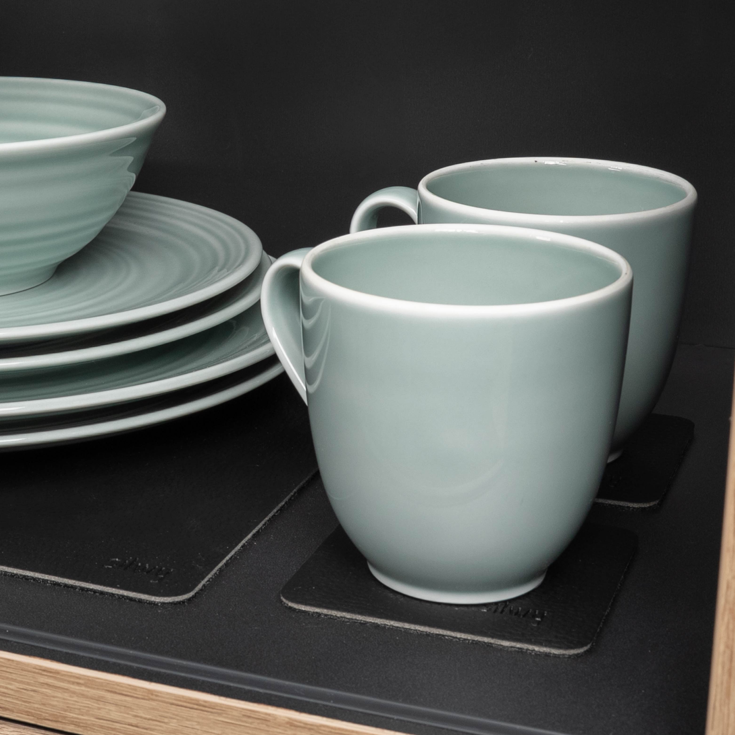 Taza magnética de porcelana cyan en armario