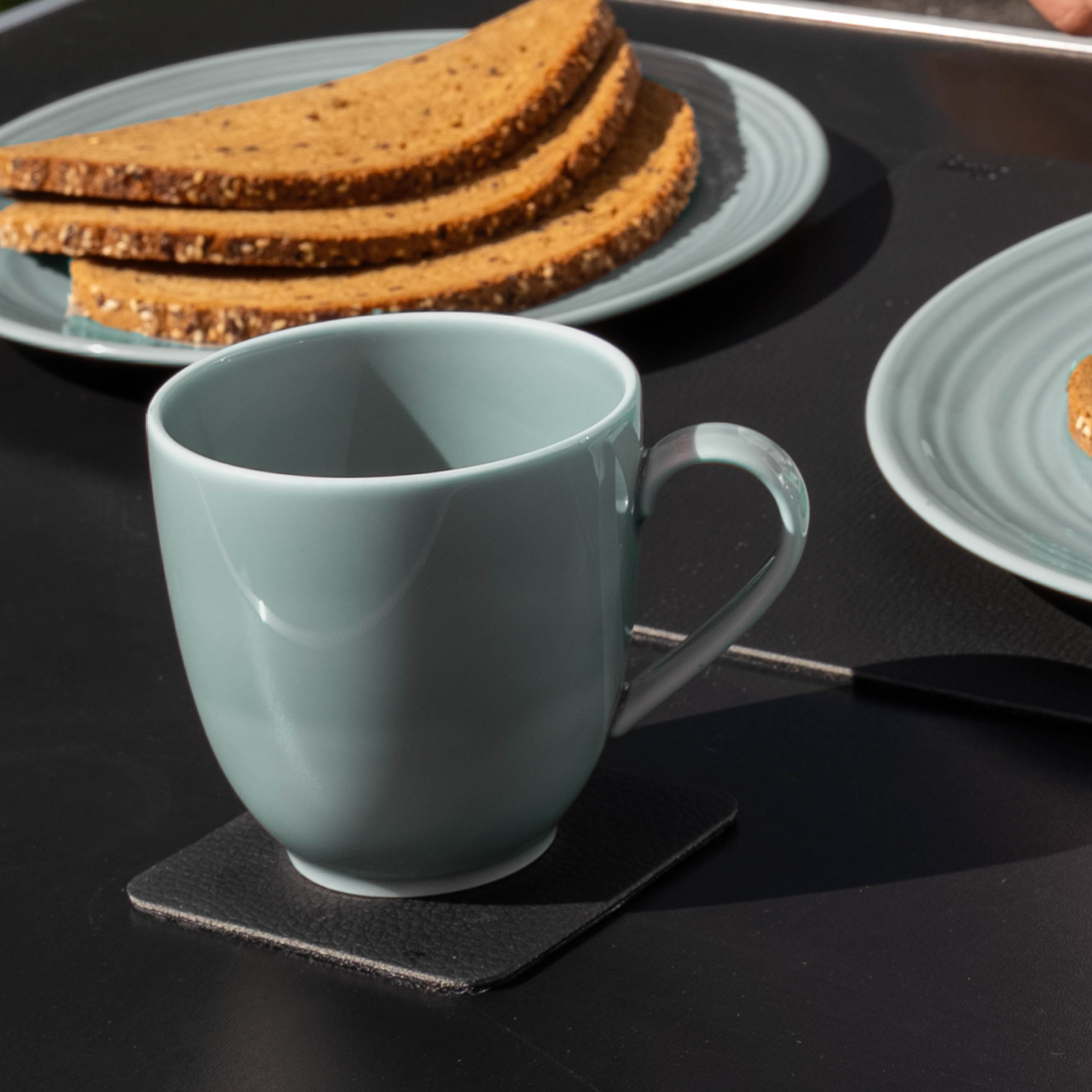 Taza de porcelana magnética en la mesa del camping