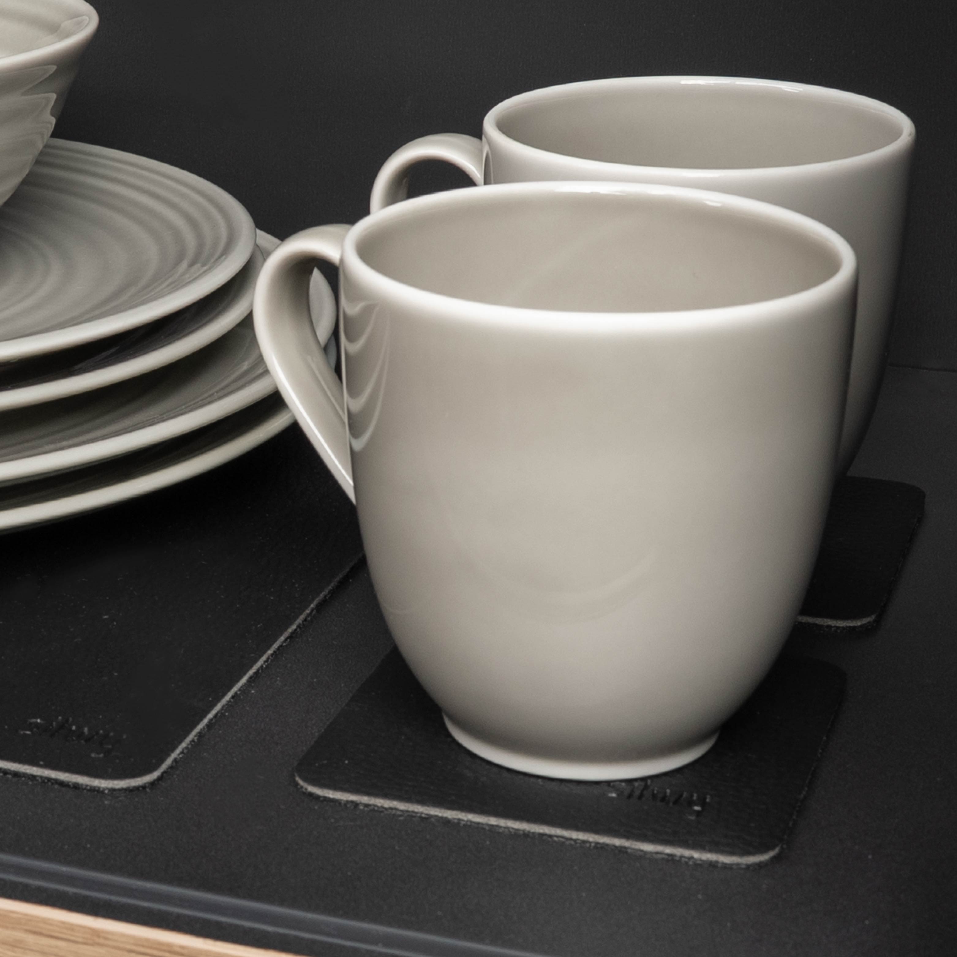 Tazas magnéticas de porcelana ash en compartimento de almacenamiento