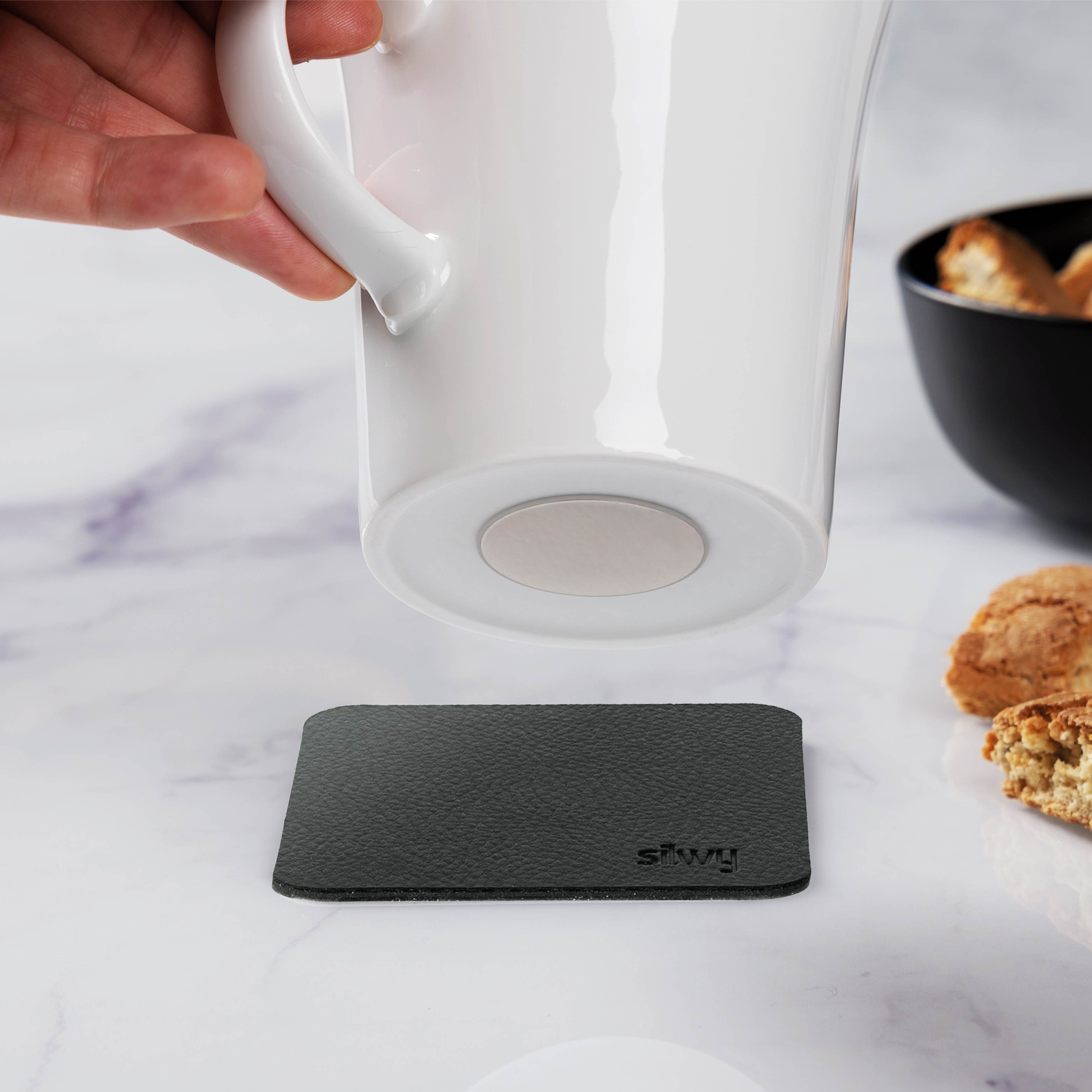 Taza con imán integrado en la base y la correspondiente almohadilla nanogel metálico en negro