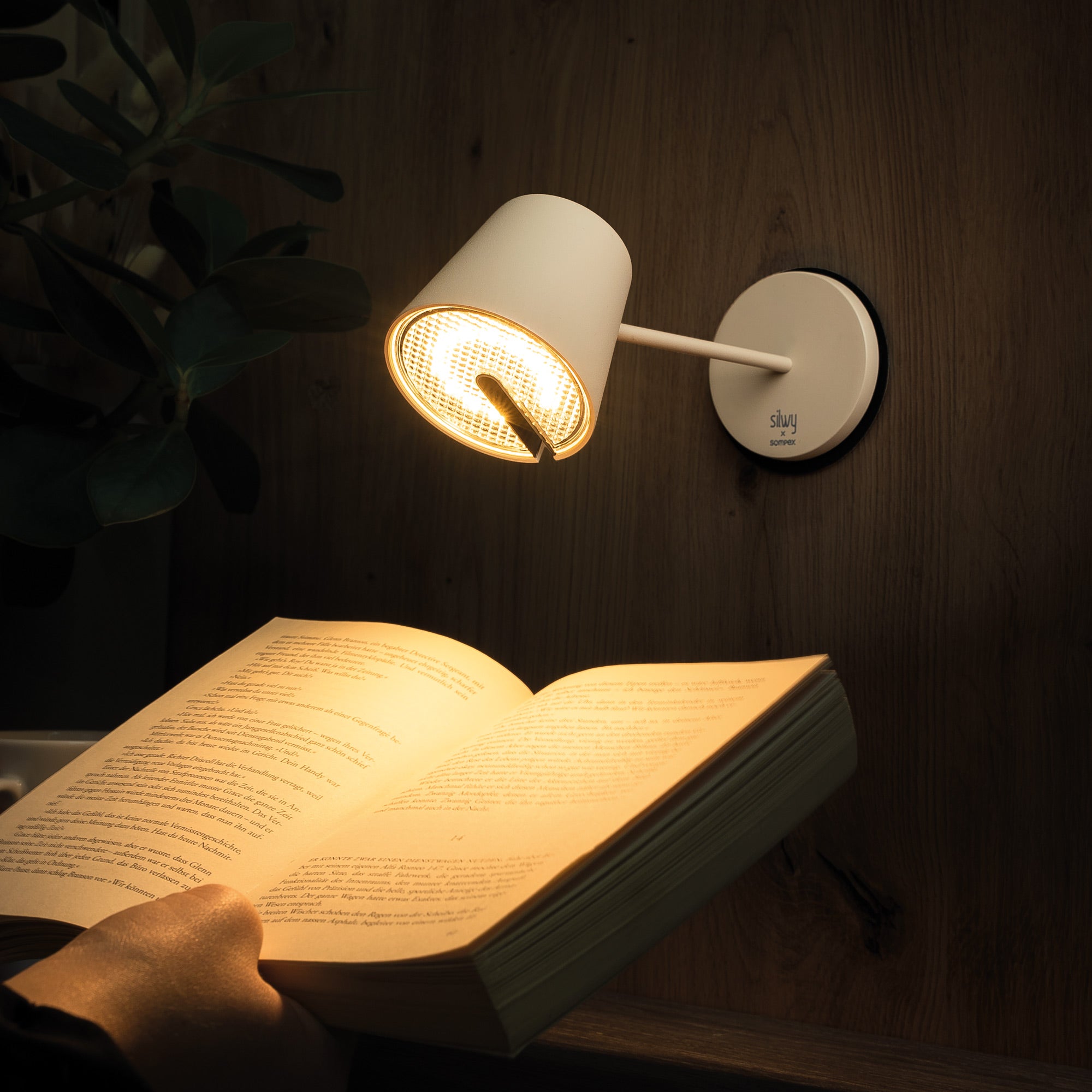 Luz magnética con cabezal giratorio fijado a almohadilla