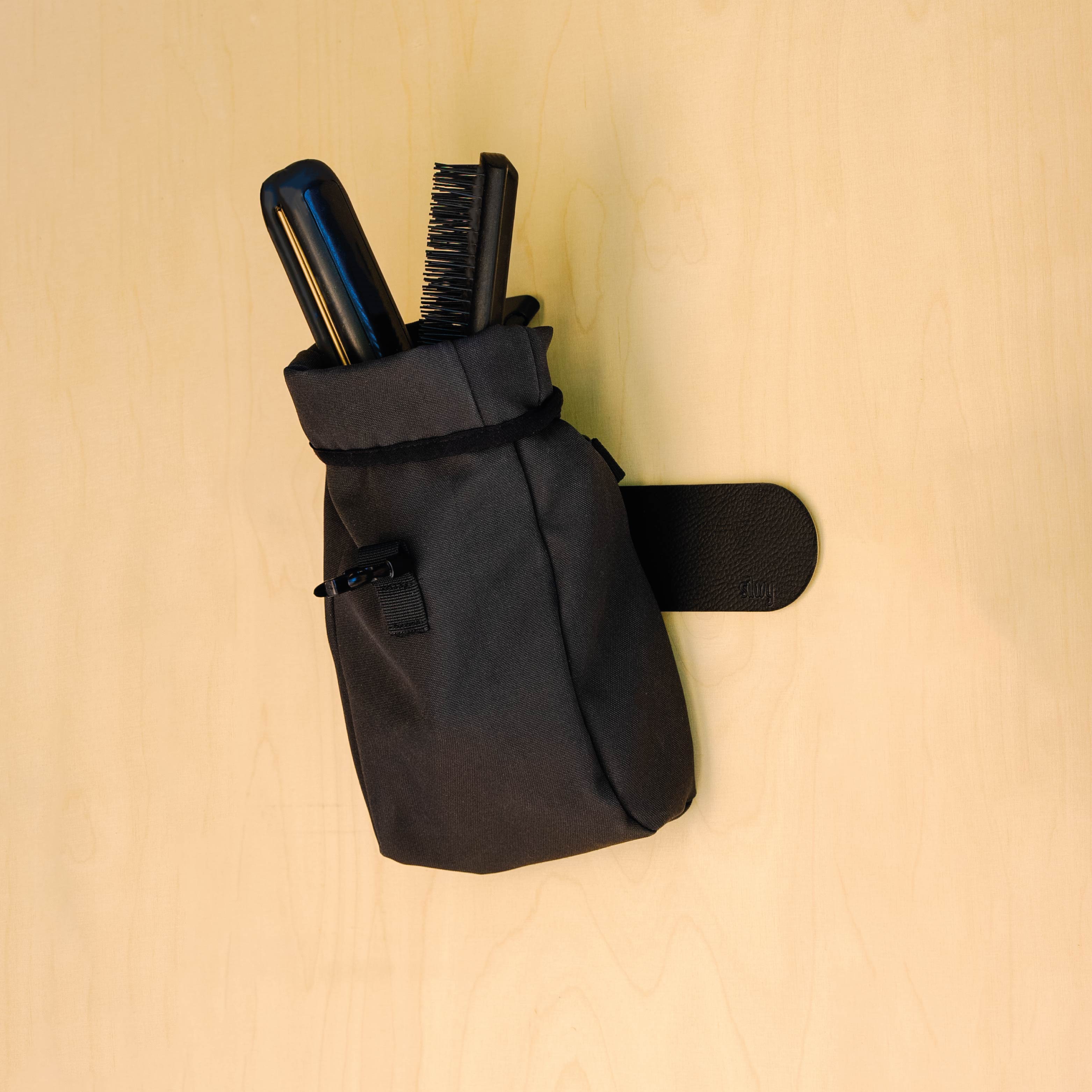 La bolsa magnética se fija en la caravana mediante una tira metálica
