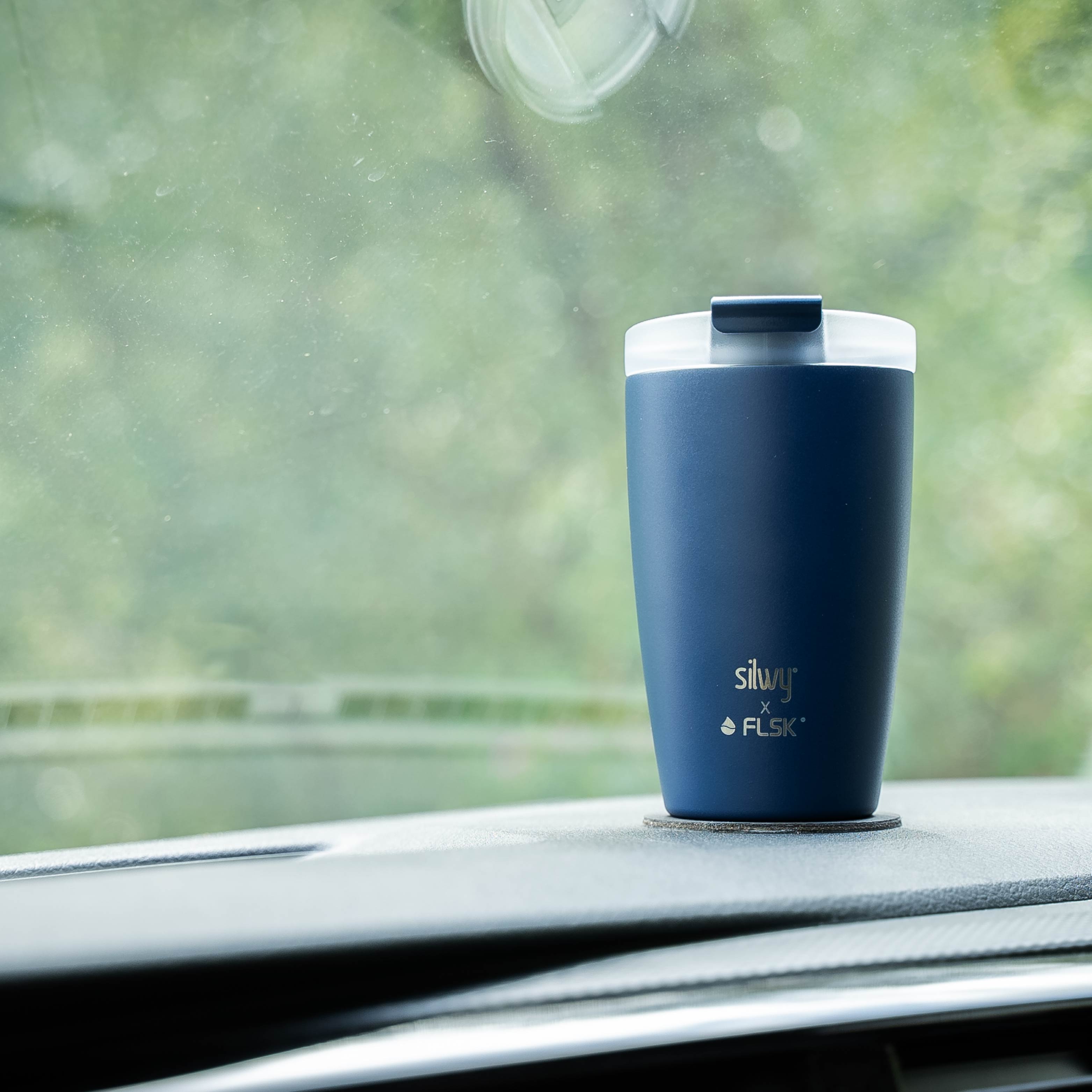 La taza silwy x FLSK Thermocup en color midnight