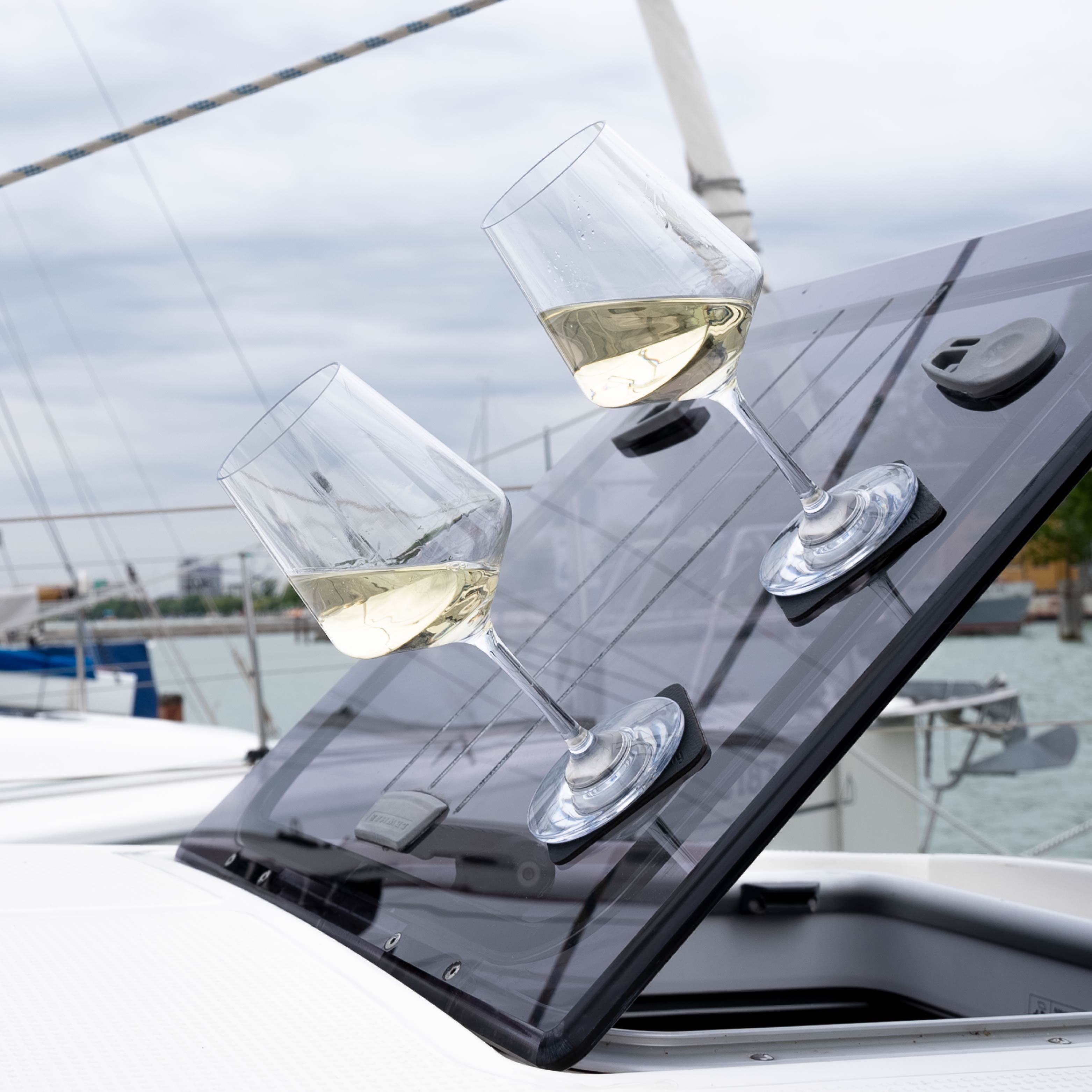 Vasos magnéticos de cristal vino incl. almohadillas cuadradas de metal nano gel negro sobre barco