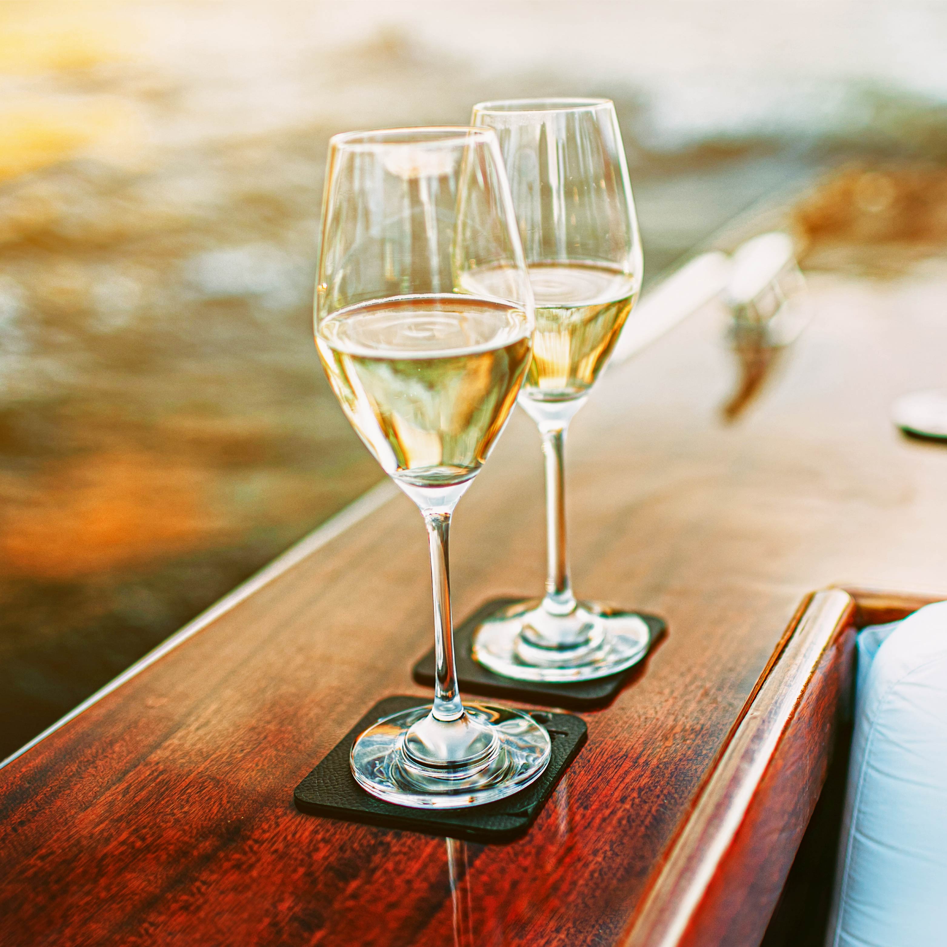 Vasos magnéticos de cristal champán sobre almohadillas colocadas sobre un barco
