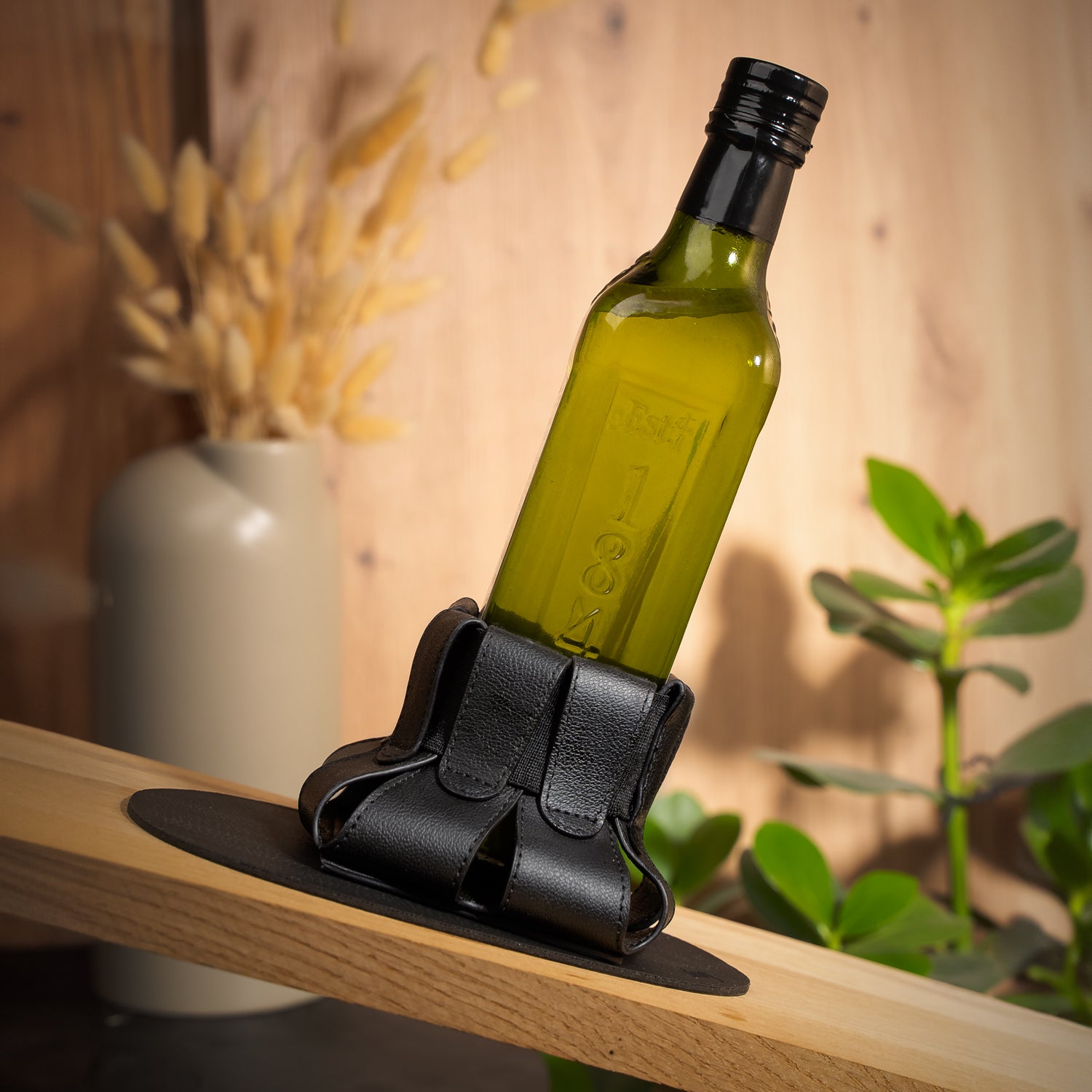 botella aceite de oliva en Portabotellas magnético sobre mantel individual
