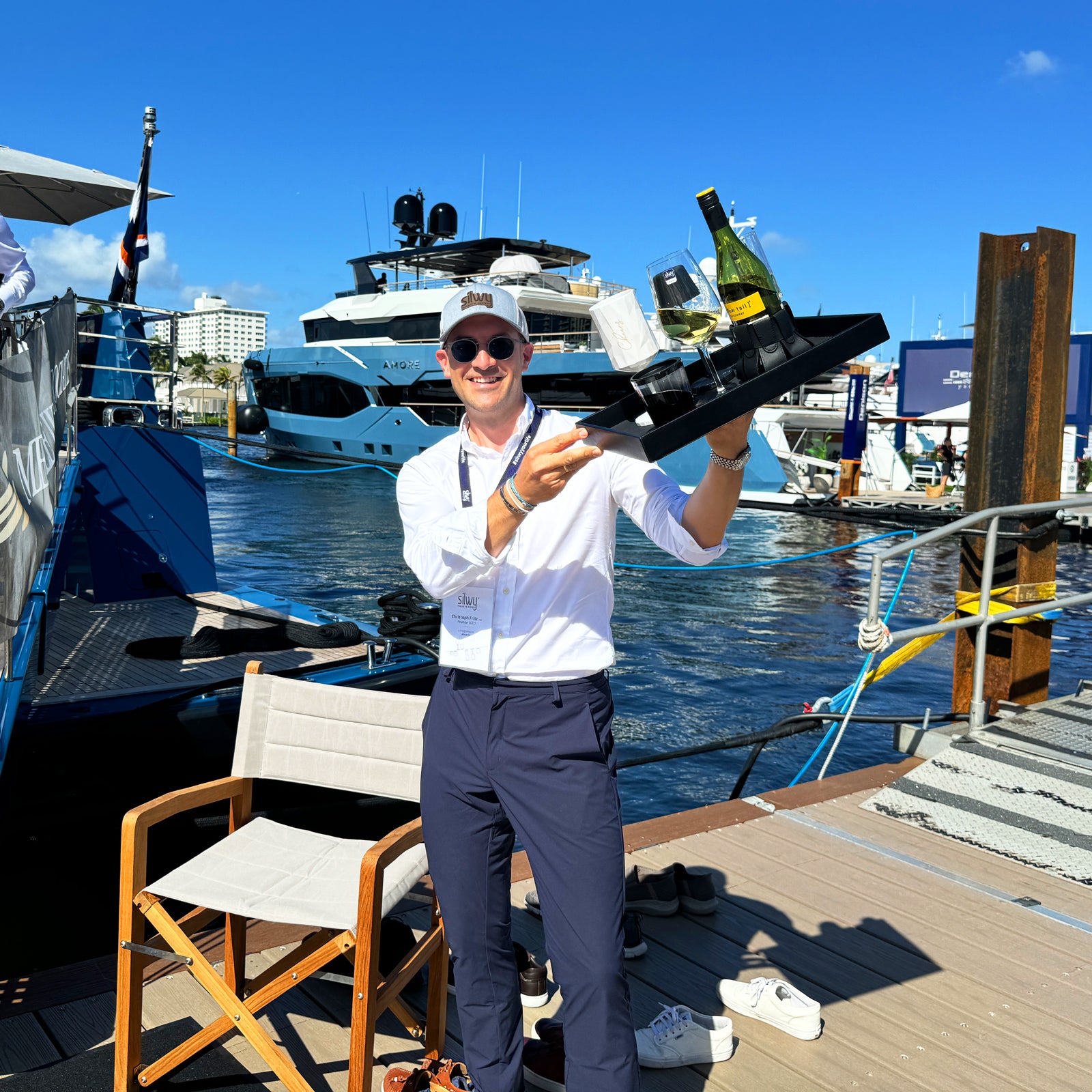 Christoph, fundador y CEO de silwy, en una feria Boateng con nuestra Bandeja metálica y encima una Copa de vino silwy, una Copa de champán silwy y una botella vino