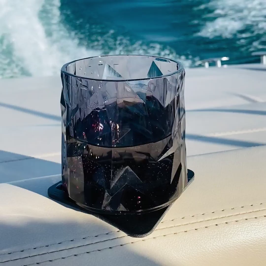 tumbler plástico en almohadilla durante el viaje en el barco
