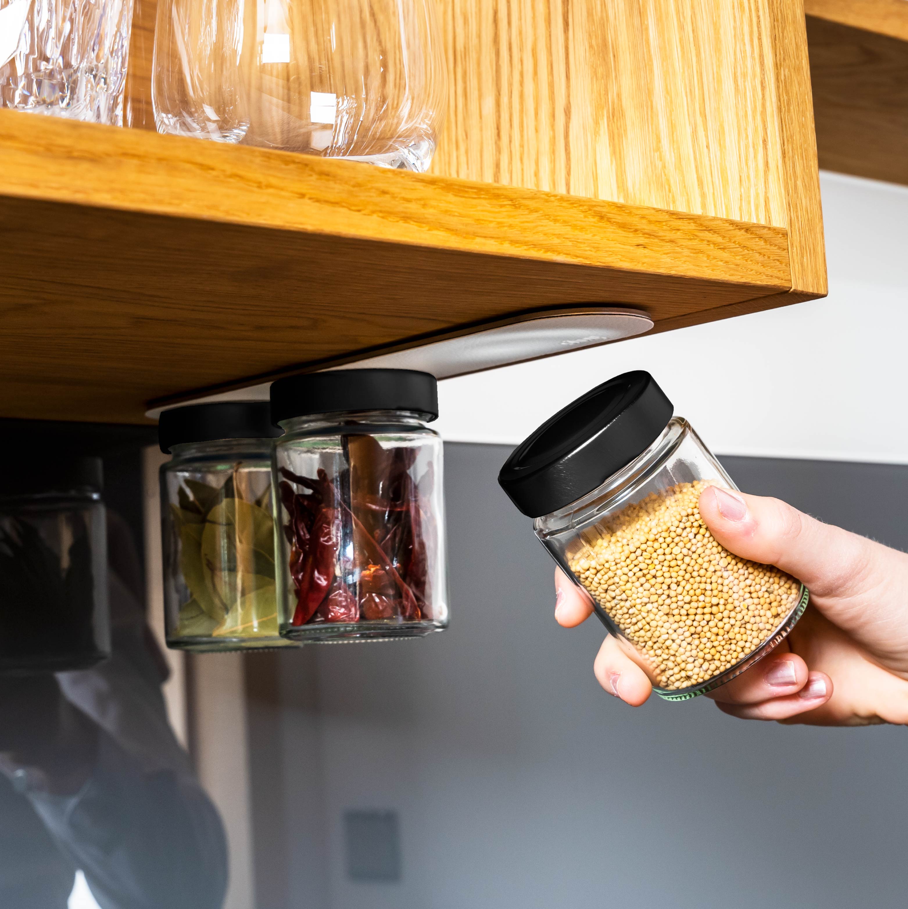 Tarros de delicatessen magnéticos montados sobre Tira metálica en ambiente de cocina
