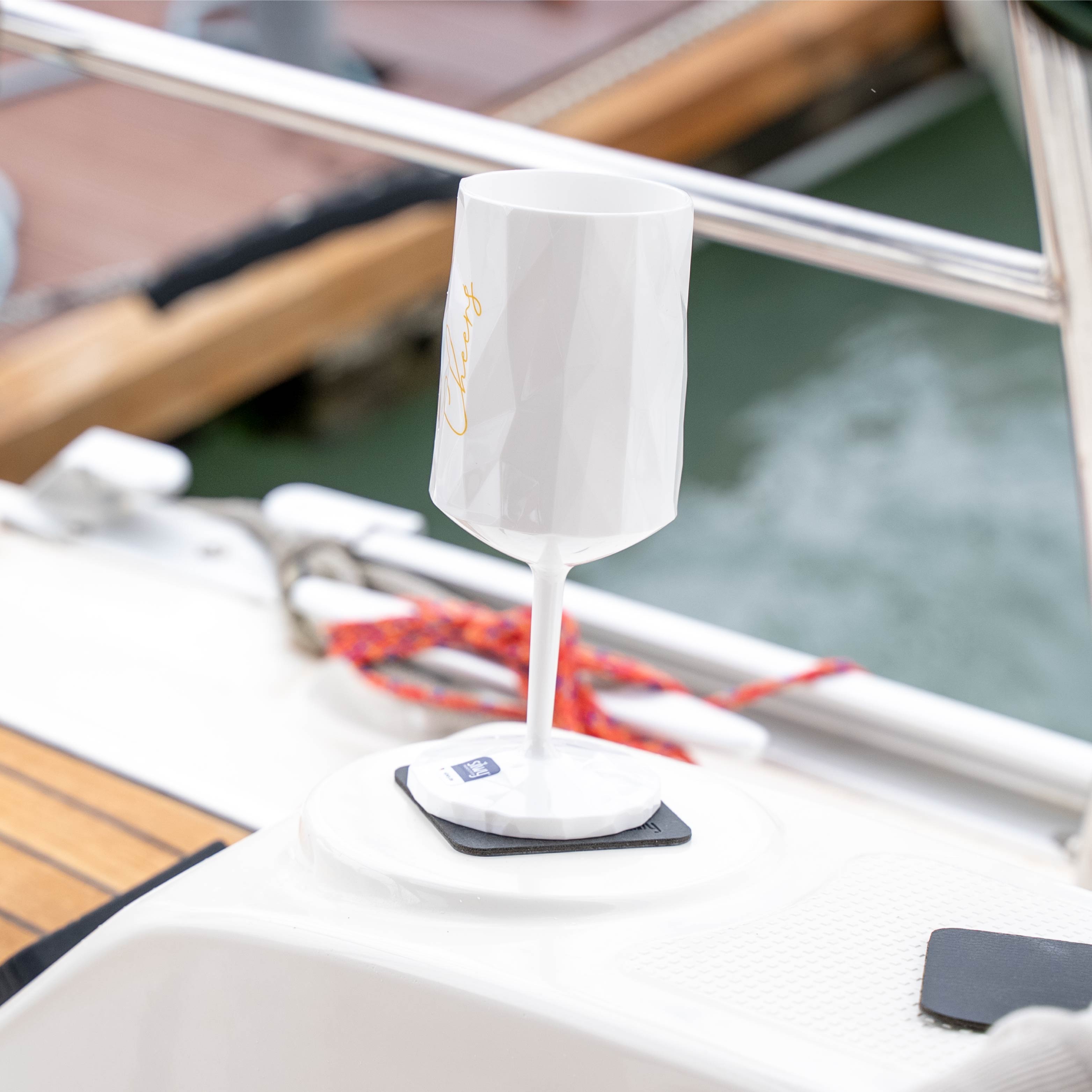 Le verre synthétique magnétique est fixé sur un bateau par un pad