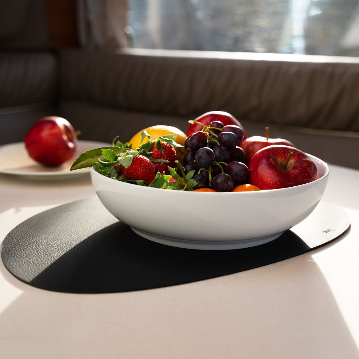 Bol alimentaire en porcelaine magnétique avec fruits sur tapis métallique dans Camper