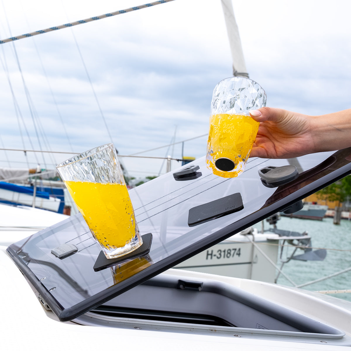 Verres en Plastique Magnétiques Long drink rempli de jus d'orange sur bateau