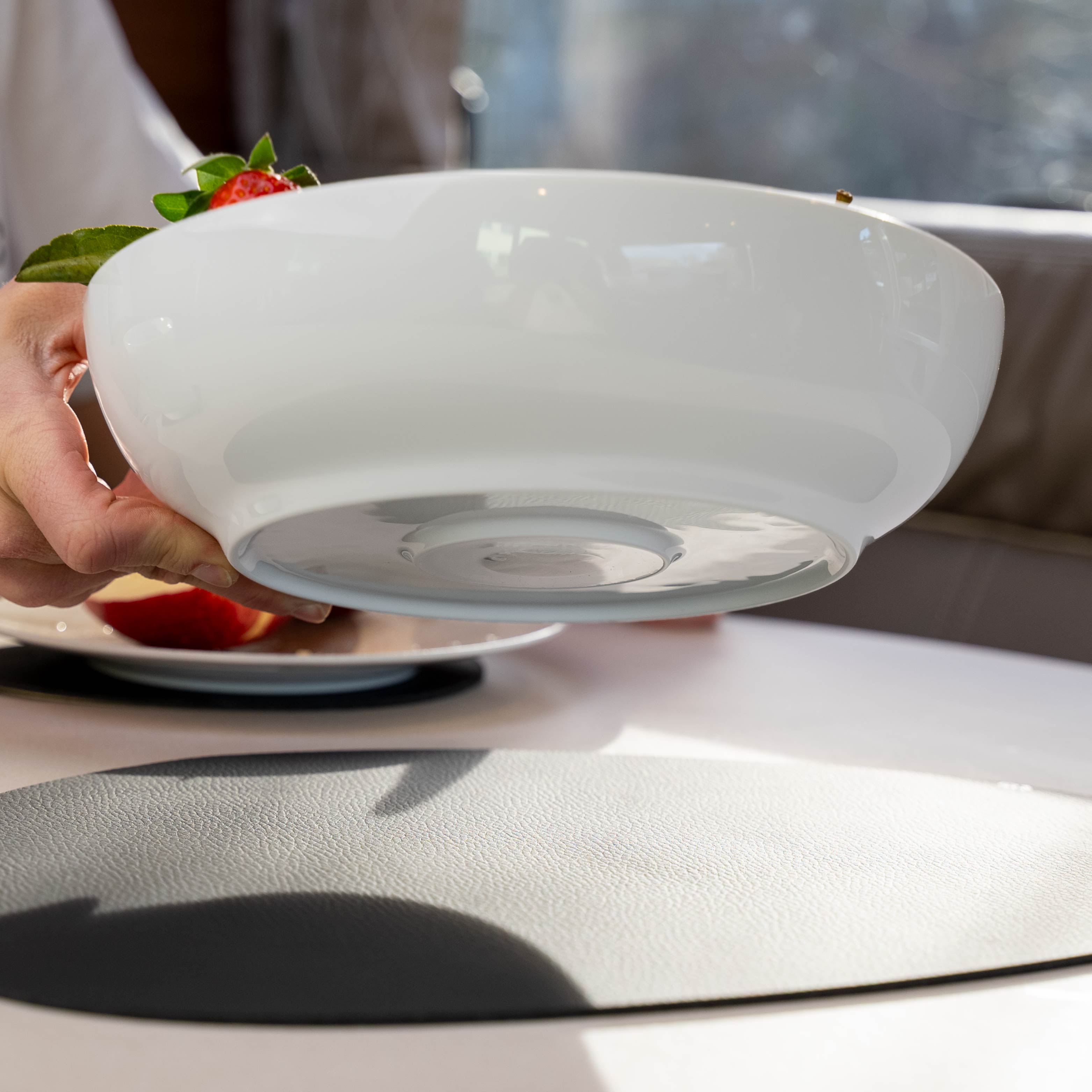 Magnéto-porcelaine Food-Bowl Classic avec aimant intégré dans le fond maintenu en l'air et tapis métallique en noir sur table