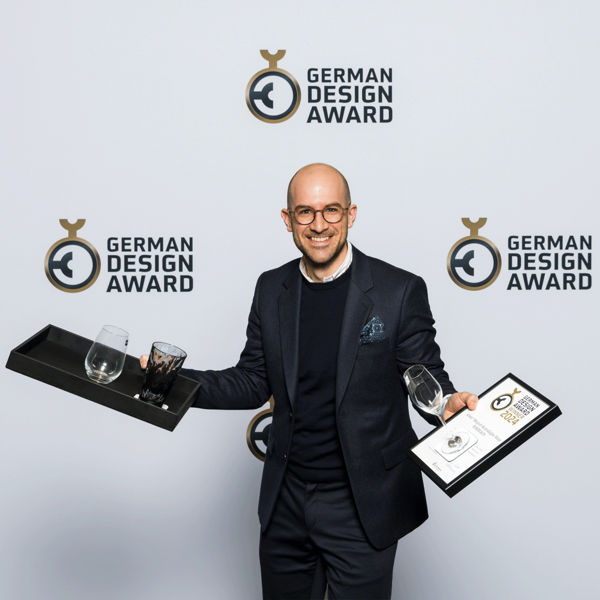 Le CEO Christoph Fritz avec le certificat de lauréat du Germin Design Award