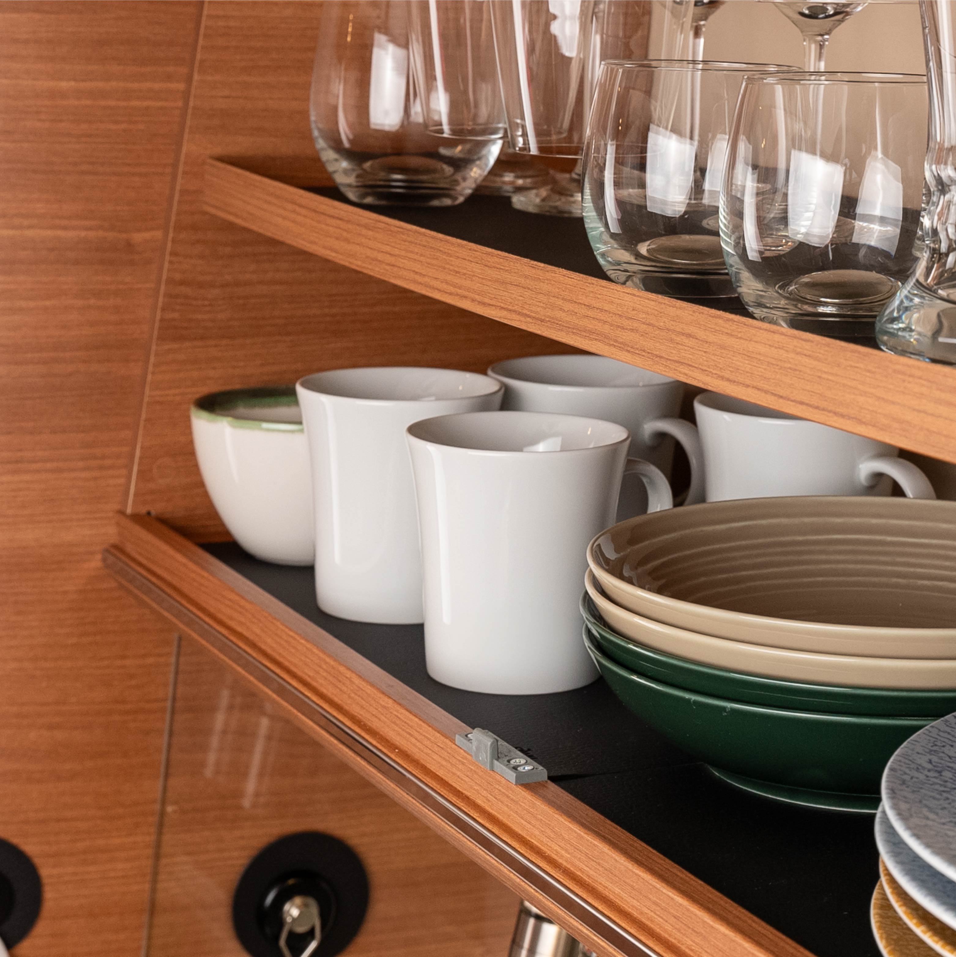 La tasse en porcelaine magnétique est fixée par un Nano-gel mat métallique dans l Armoire dans un camping-car