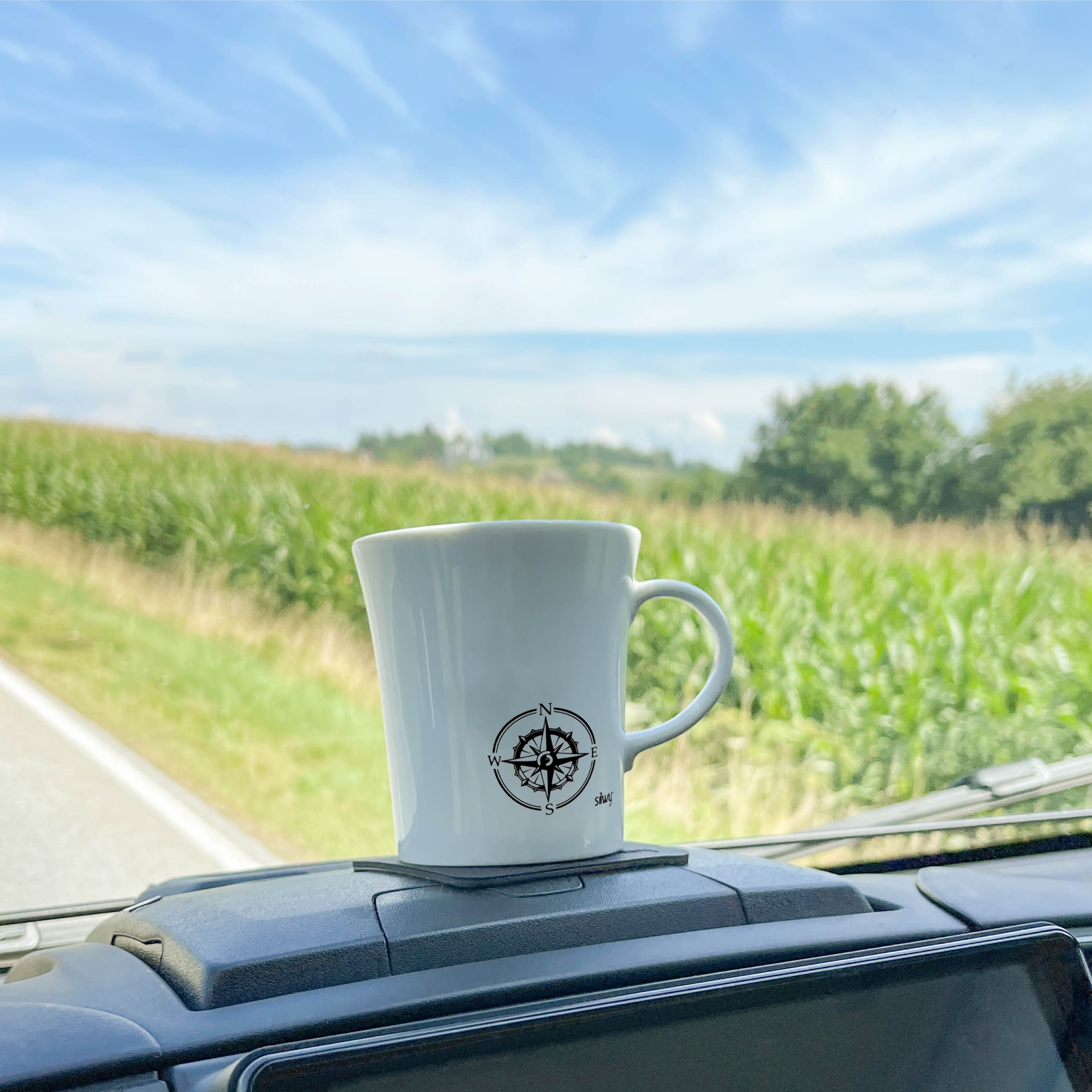 Tasse en porcelaine magnétique fixée sur le tableau de bord par un pad pendant le trajet