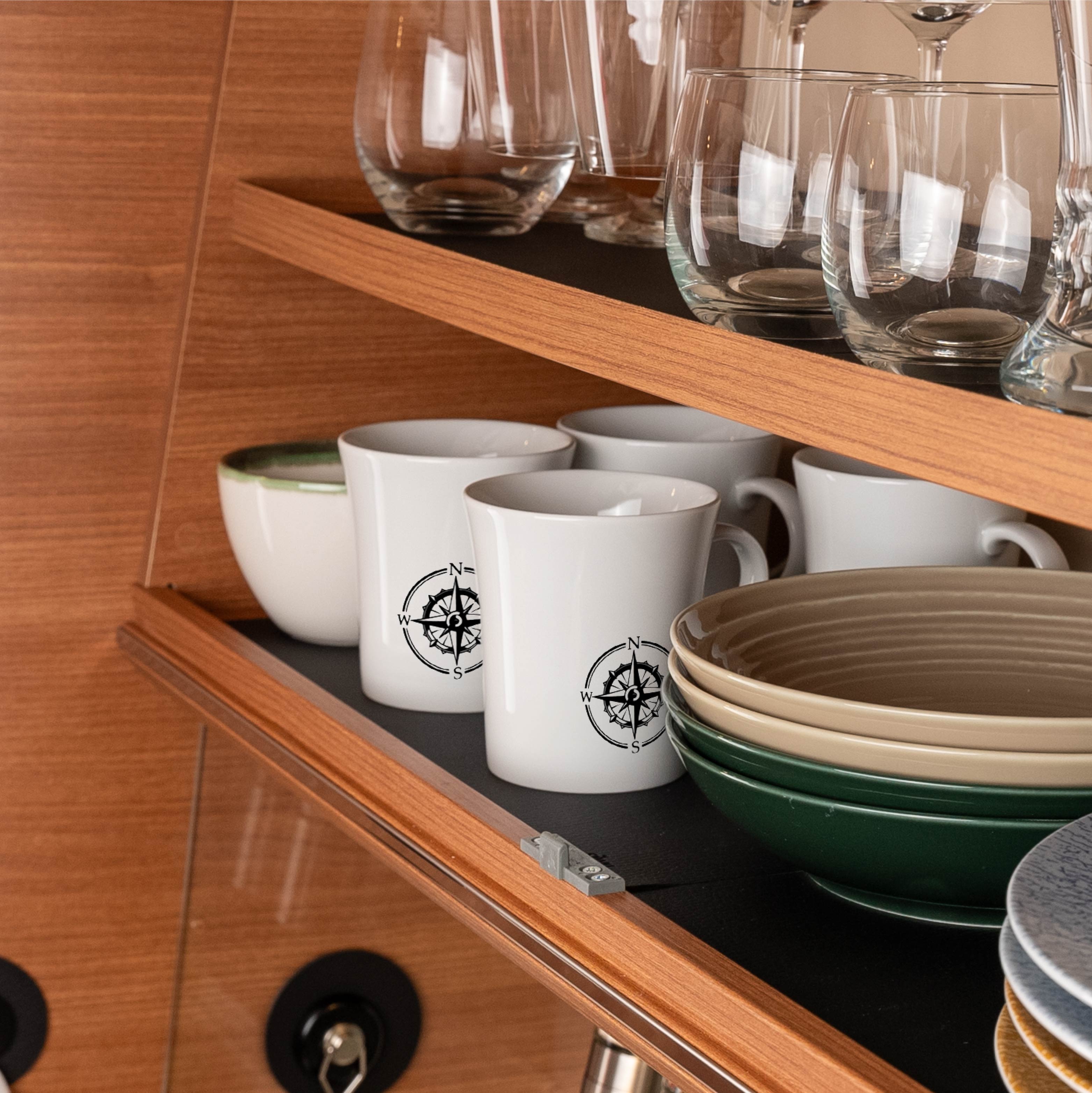 La tasse en porcelaine magnétique est fixée par un Nano-gel mat métallique dans l Armoire dans un camping-car