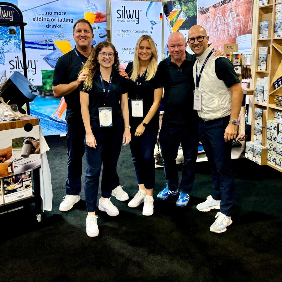 Photo d'un employé sur un stand d'exposition aux États-Unis