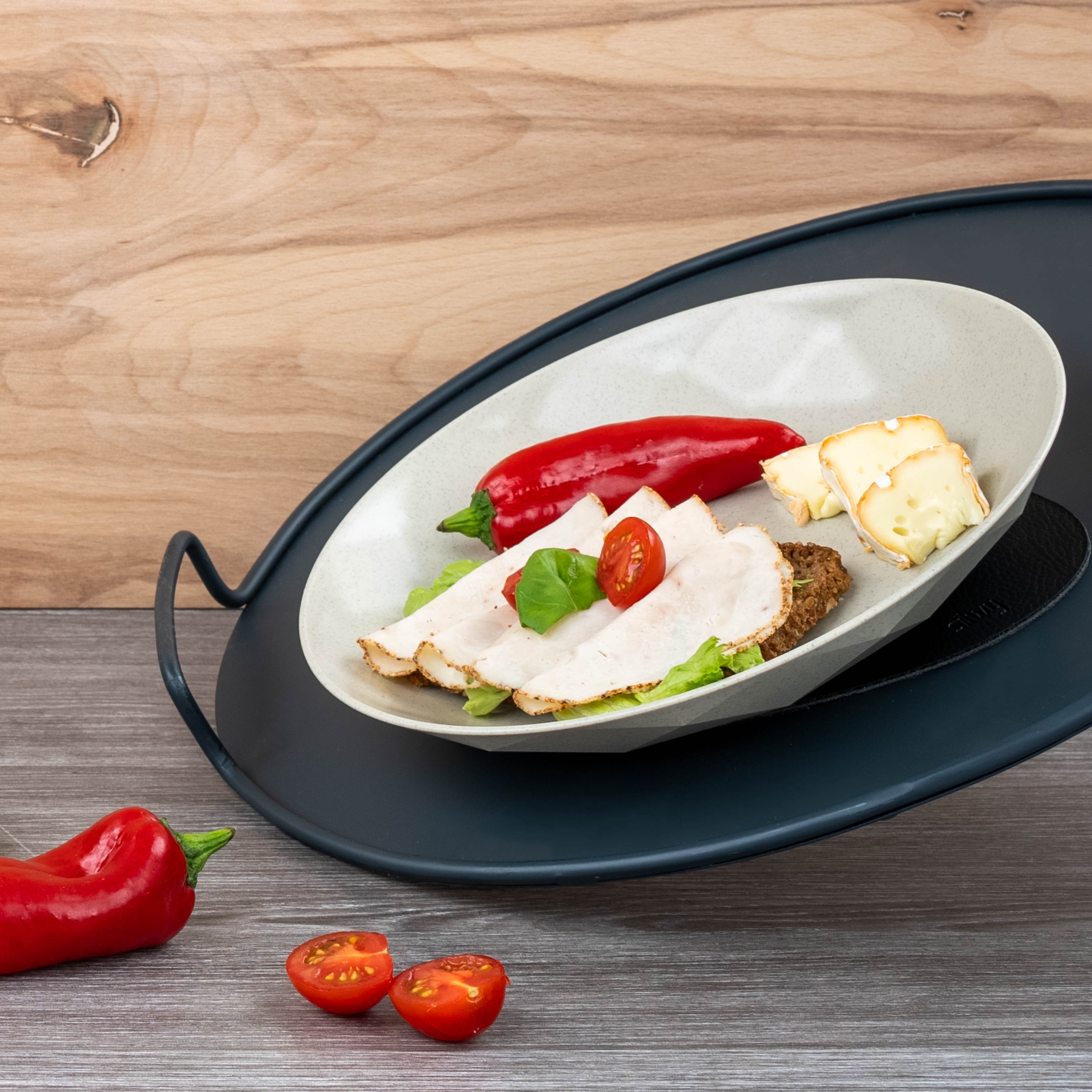 L'assiette magnétique est maintenue en position inclinée par un set de table métallique