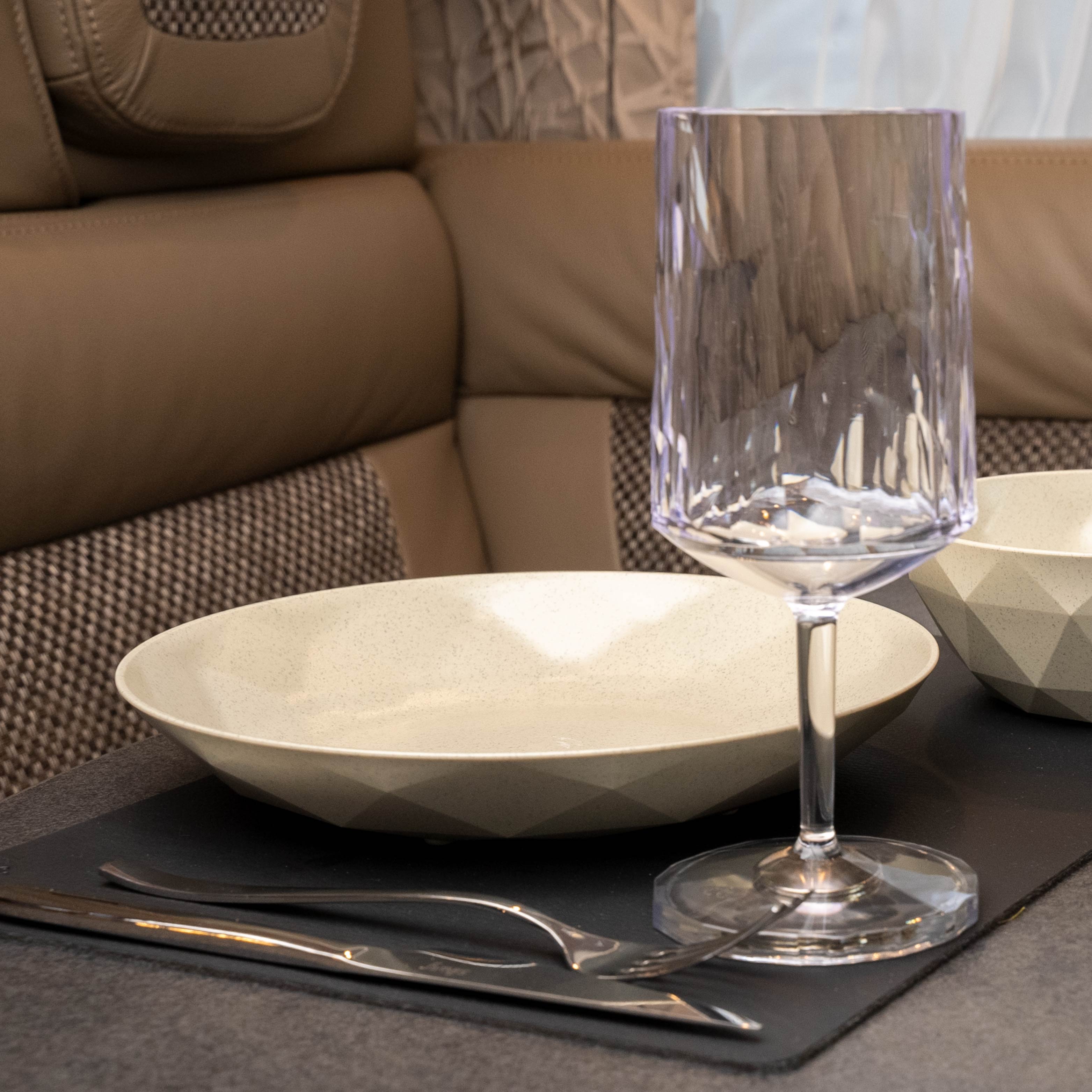 Assiette magnétique sur table fixée sur un set de table