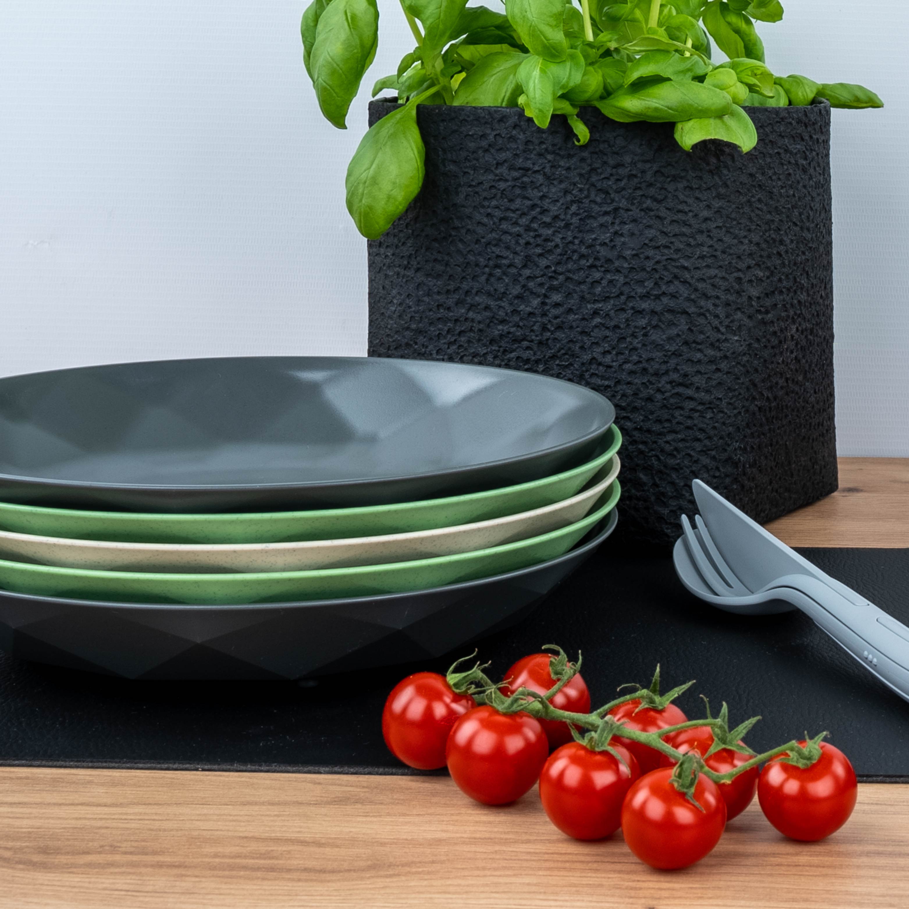 les assiettes en plastique avec aimant sont fixées par un tapis métallique