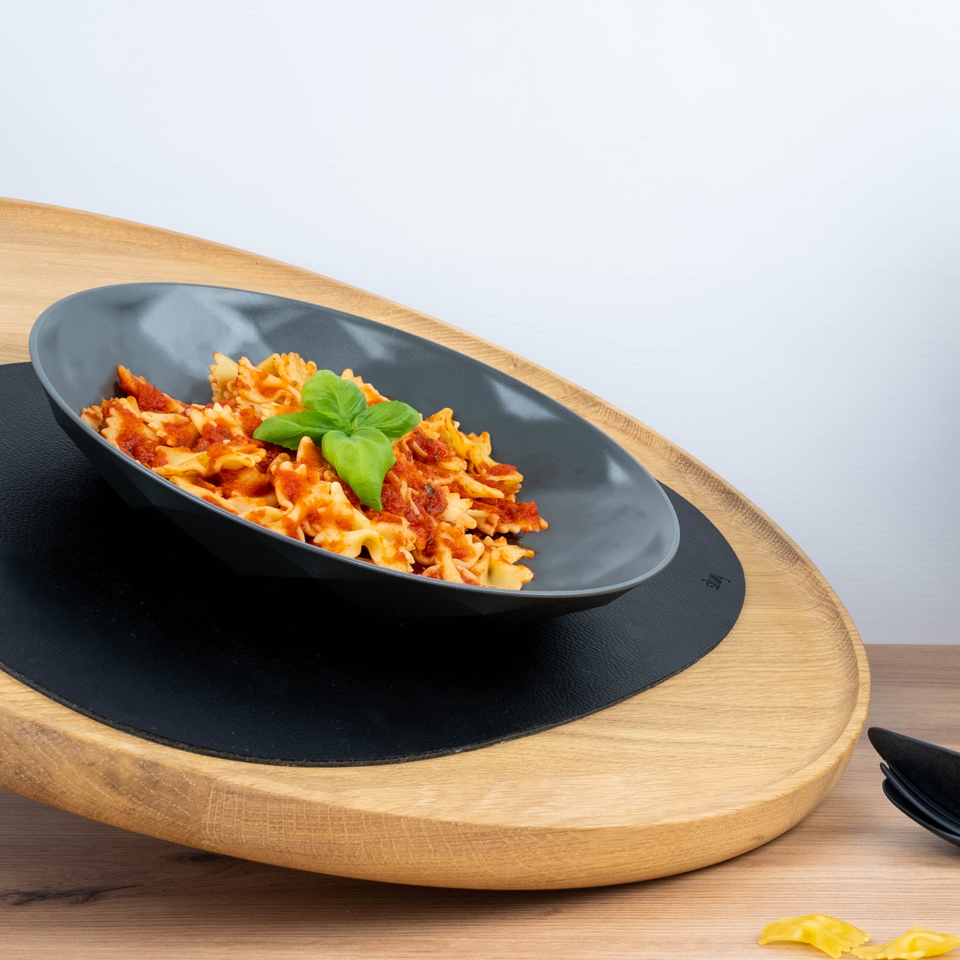 L'assiette magnétique est maintenue en position inclinée par un set de table métallique
