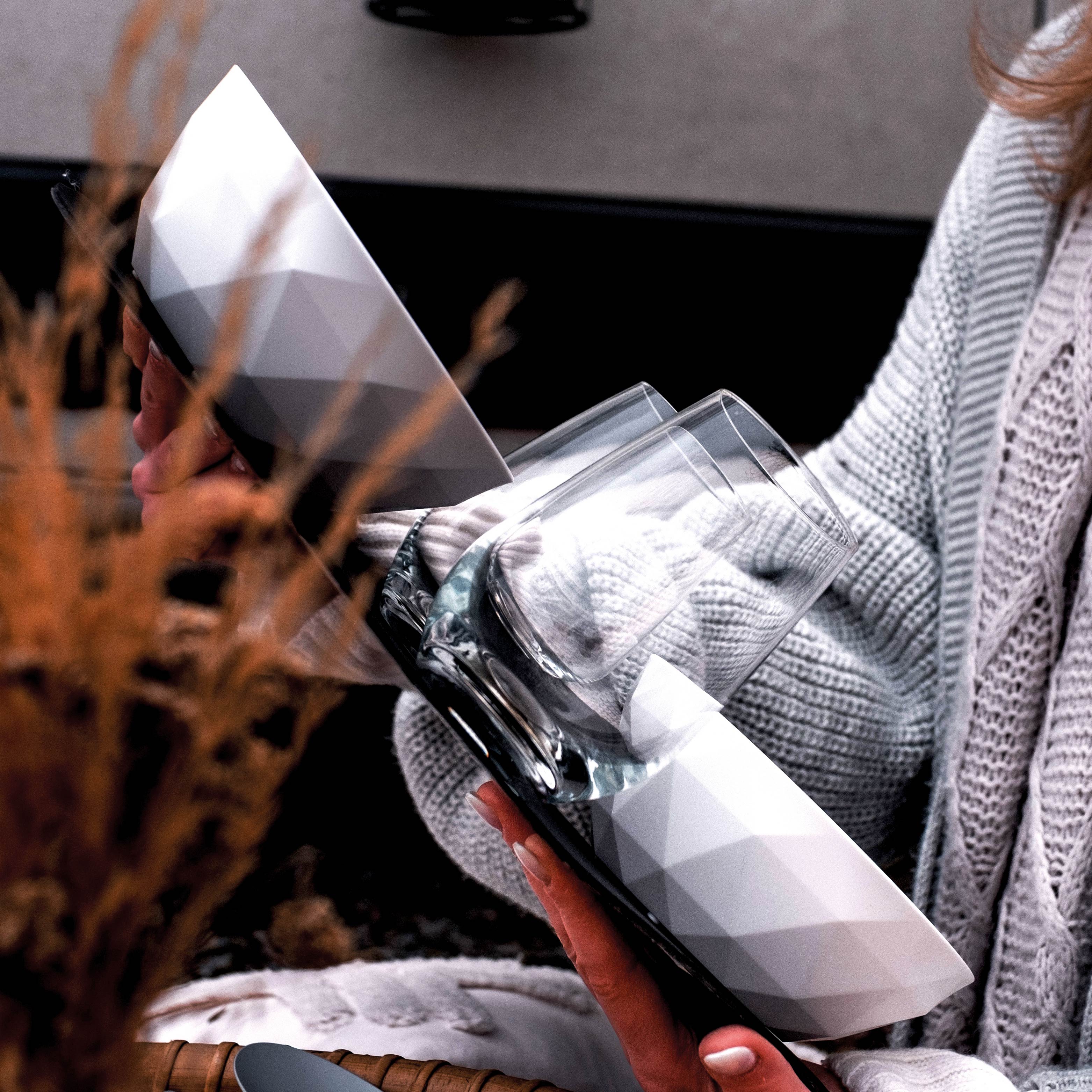 Vaisselle en plastique et Verres en cristal fixées sur un set de table