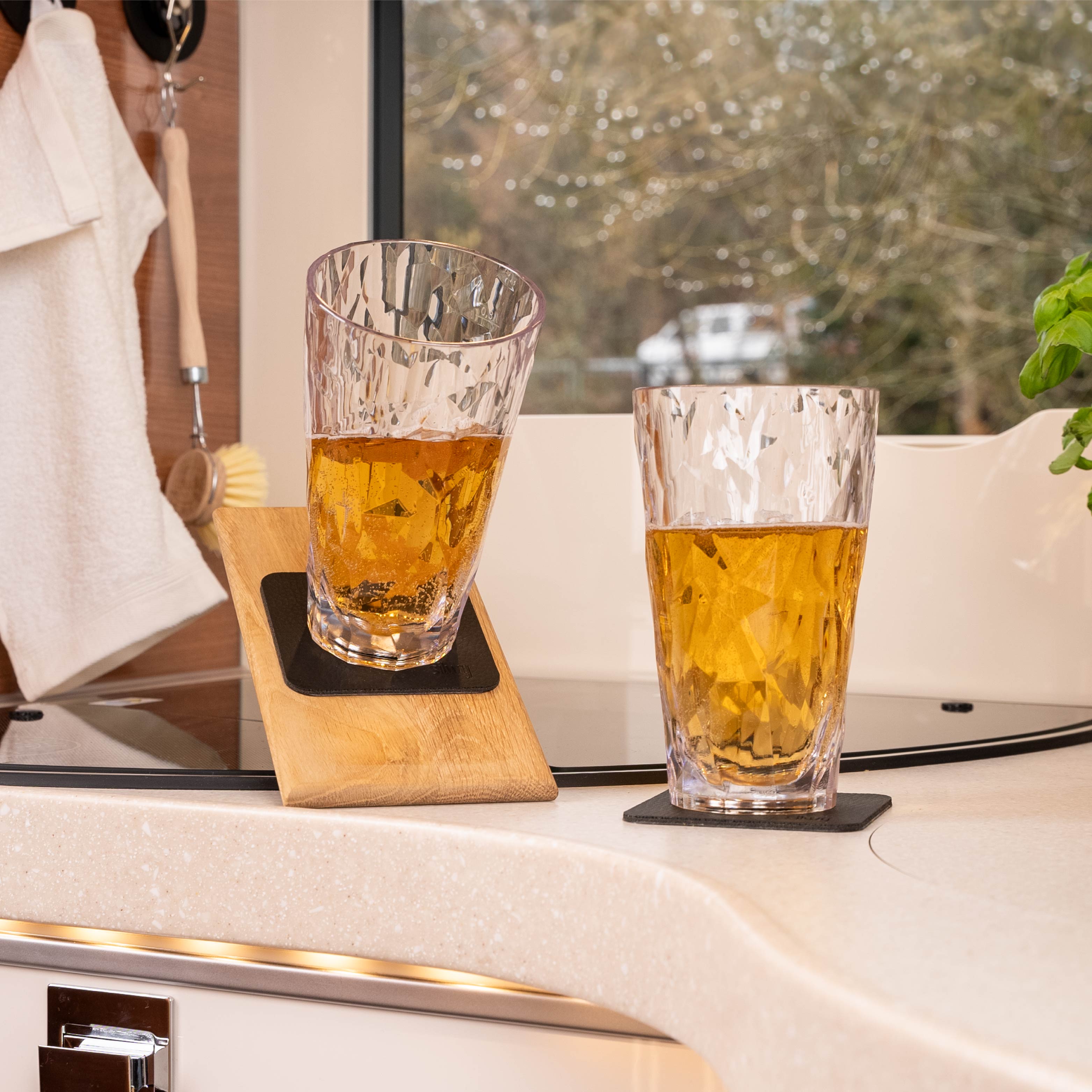 Verres en Plastique Magnétiques Longdrink en position inclinée sur pad déposé dans un camping-car