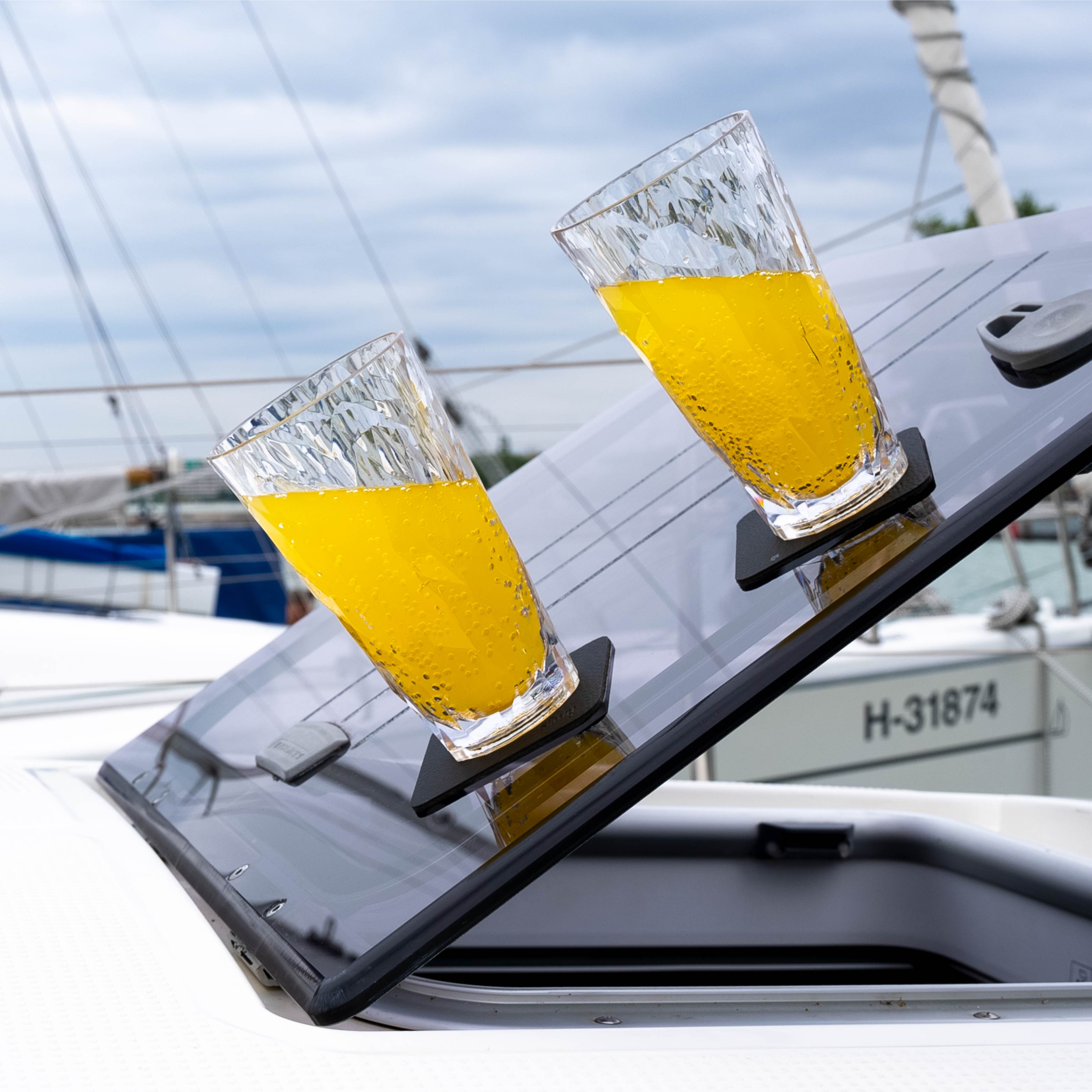 Verres en Plastique Magnétiques Longdrink déposé en position inclinée sur les pads sur un bateau