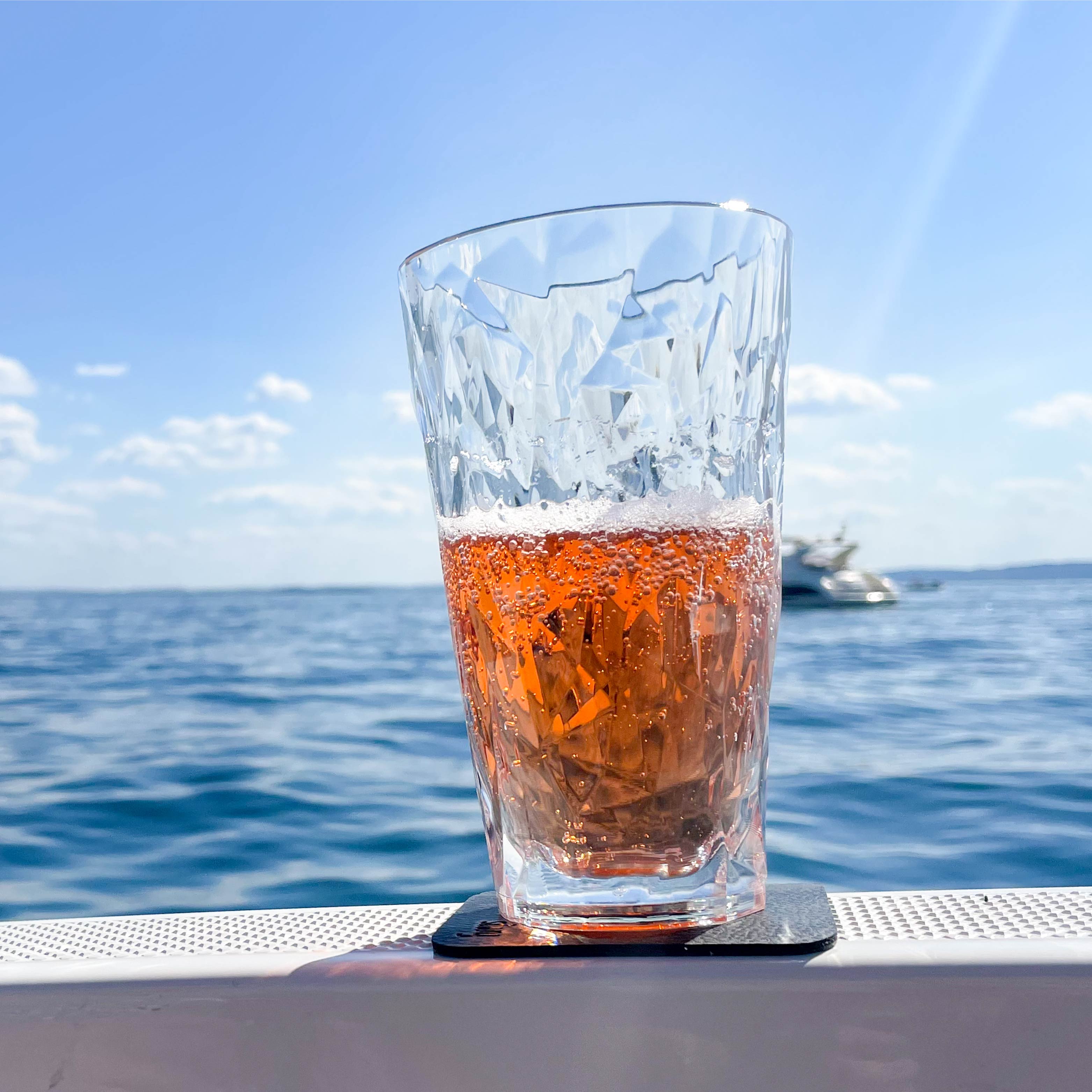 Verre en plastique magnétique Longdrink déposé sur un pad sur un bateau pendant le trajet