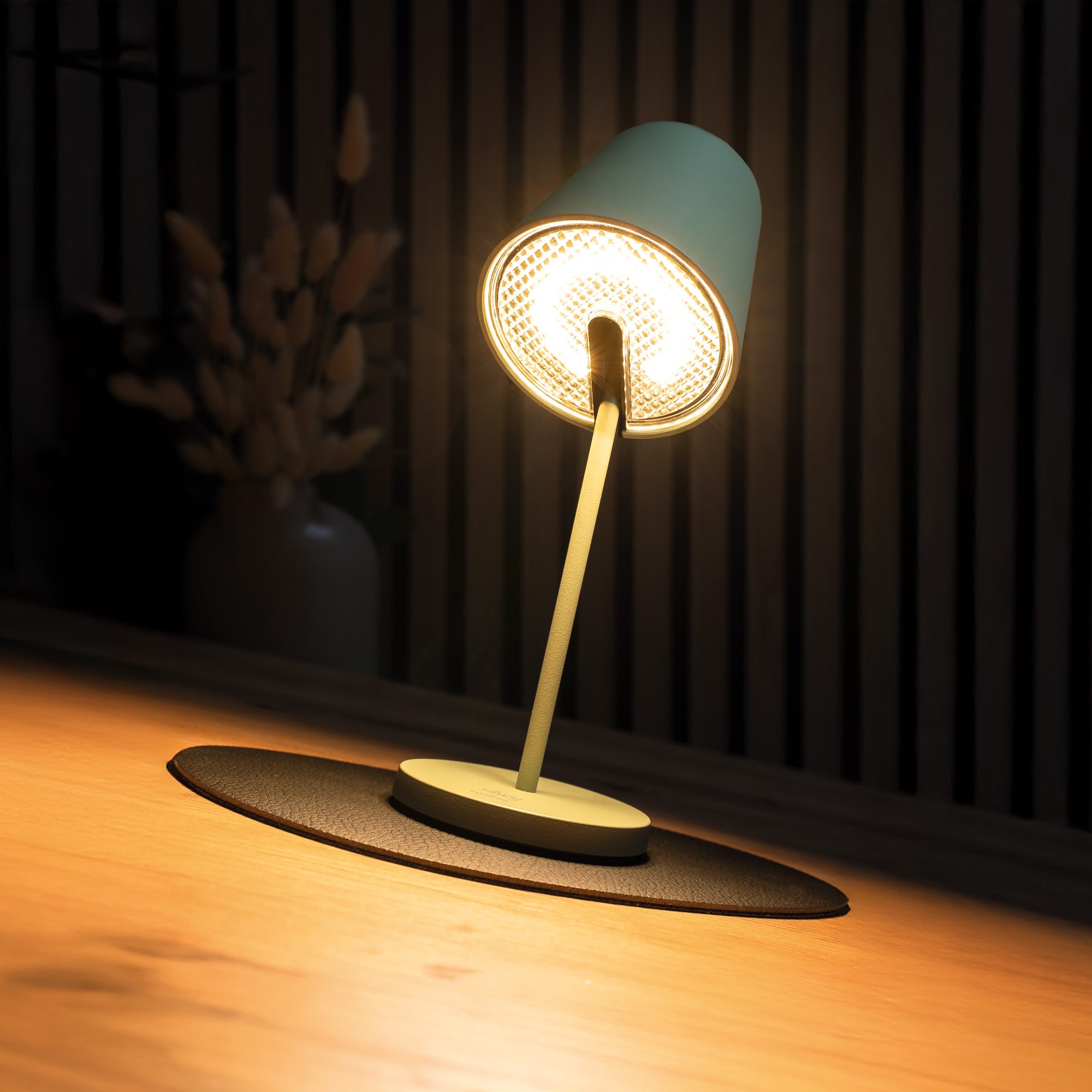Lampe magnétique Portofino sur set de table