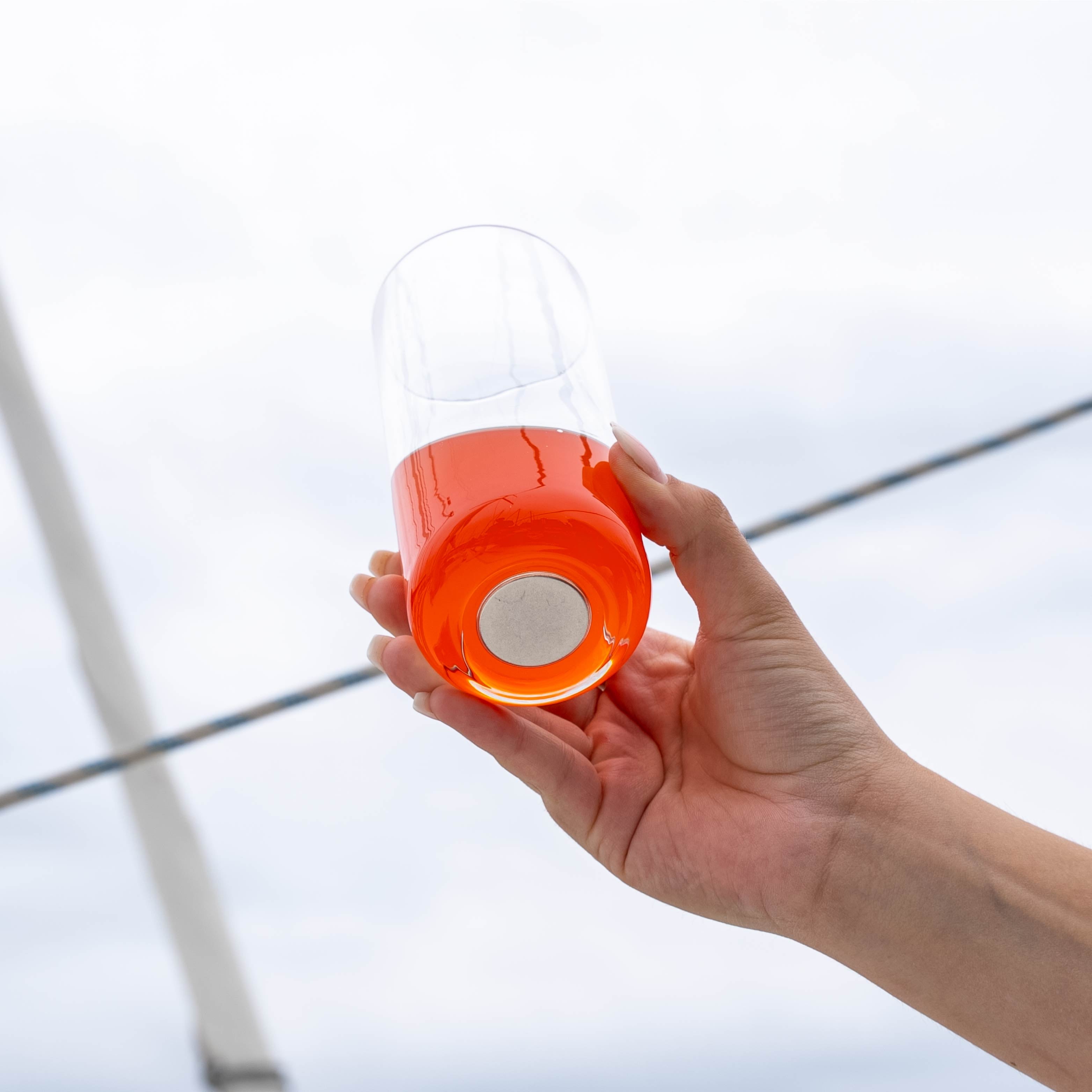 Gros plan avec vue sur l'aimant dans le fond en verre