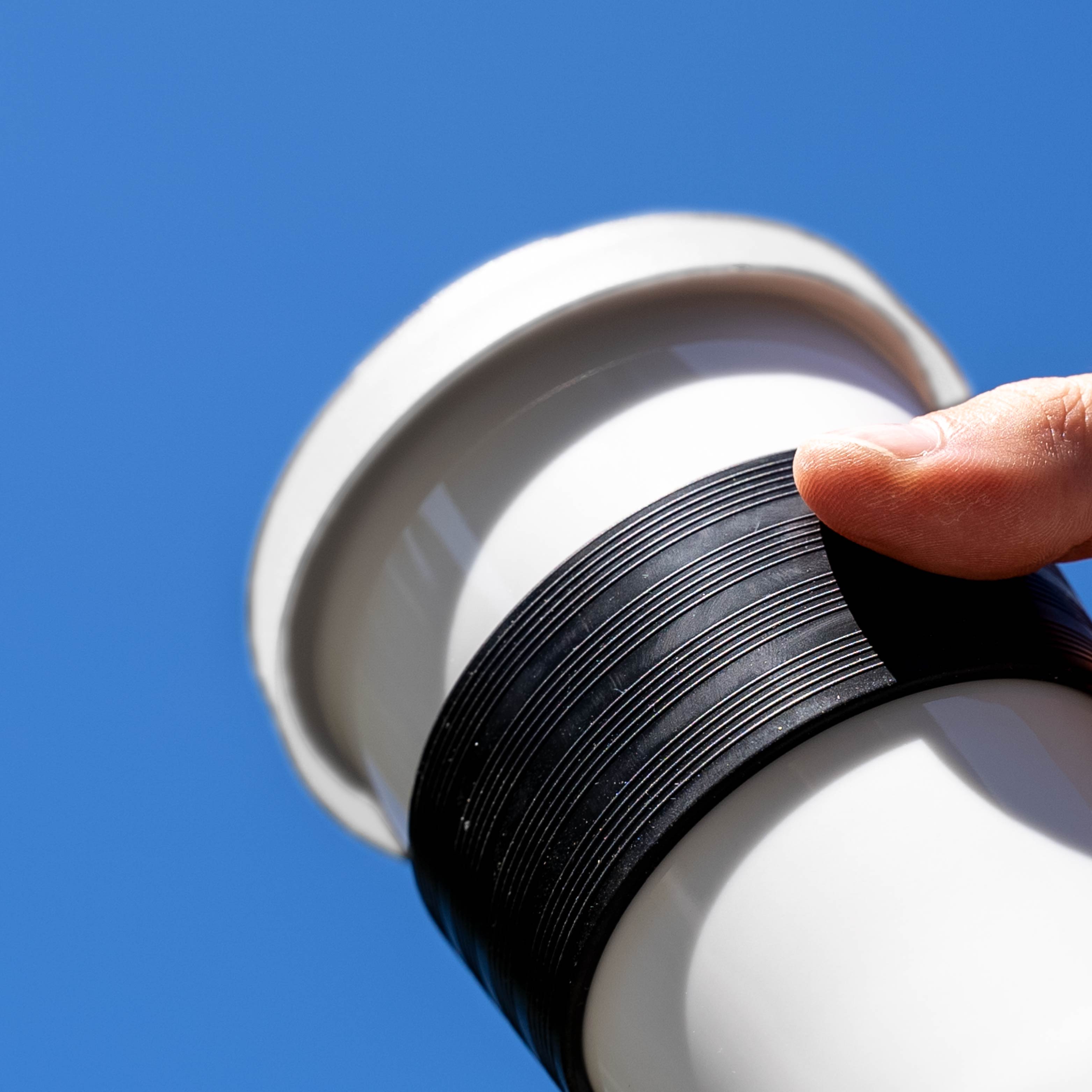 Gros plan sur la banderole anti-chaleur d'une tasse en porcelaine