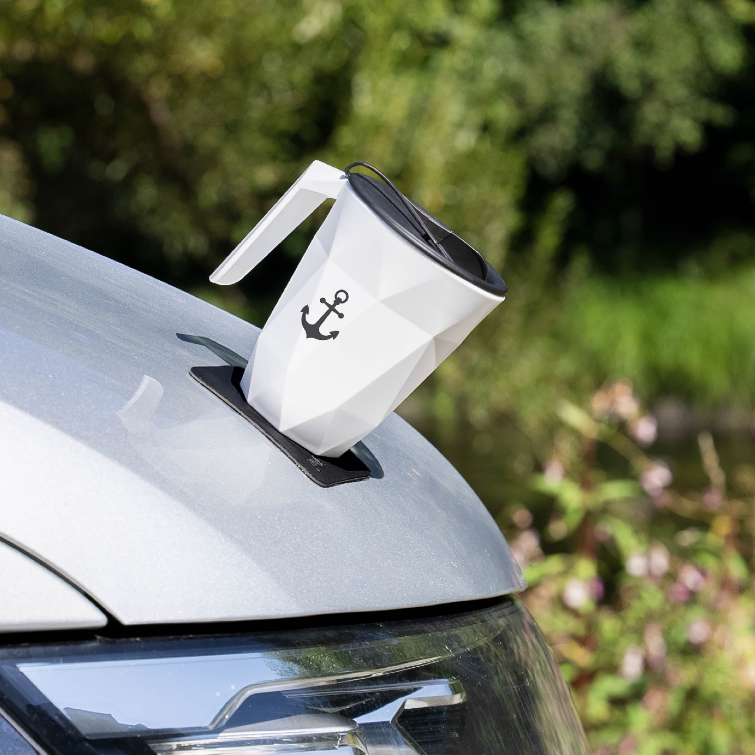 Gobelet en Plastique Magnétique TO-GO avec symbole d'ancre sur un côté sur un pad carré en métal-nano-gel noir correspondant