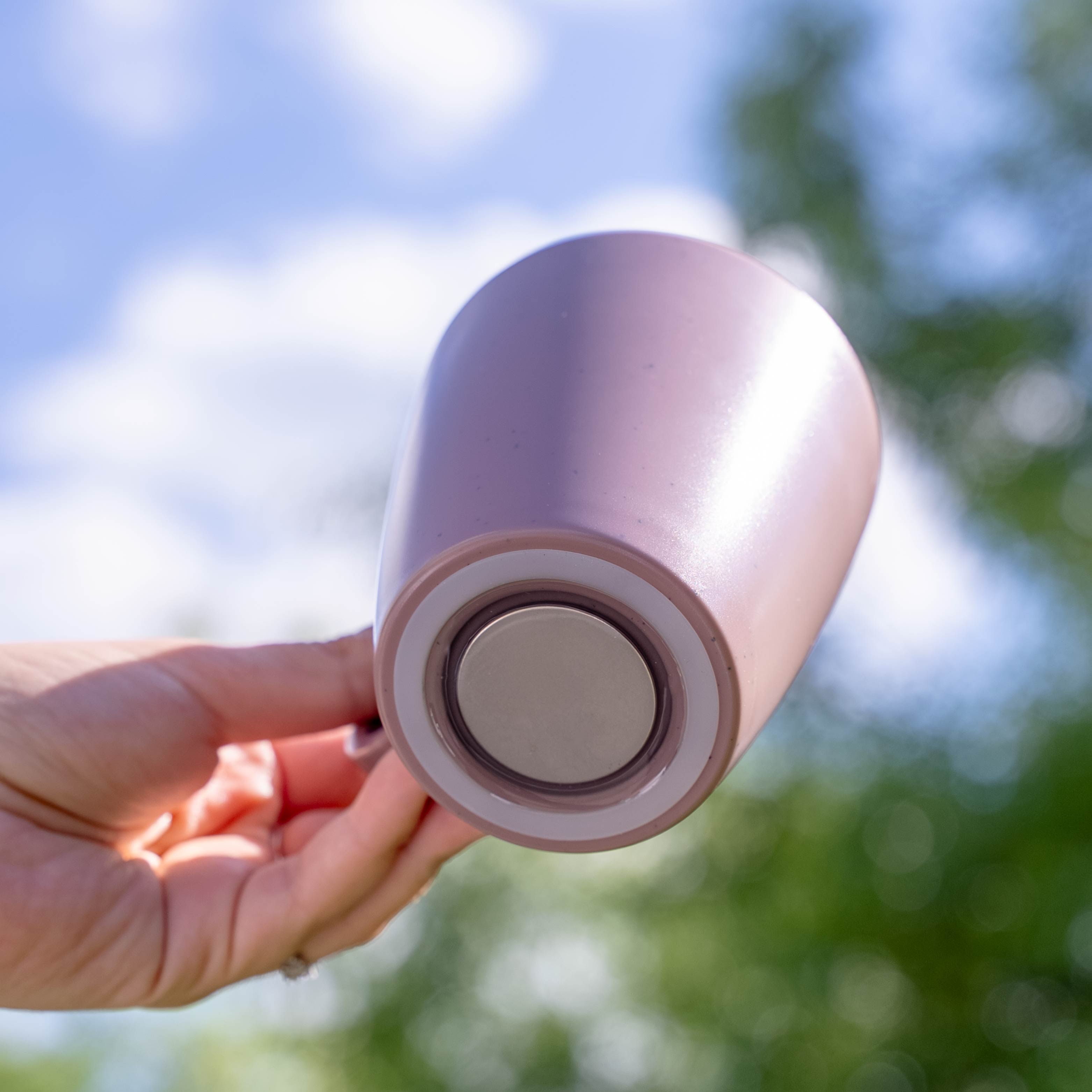 Tasses en plastique magnétiques rose par le bas