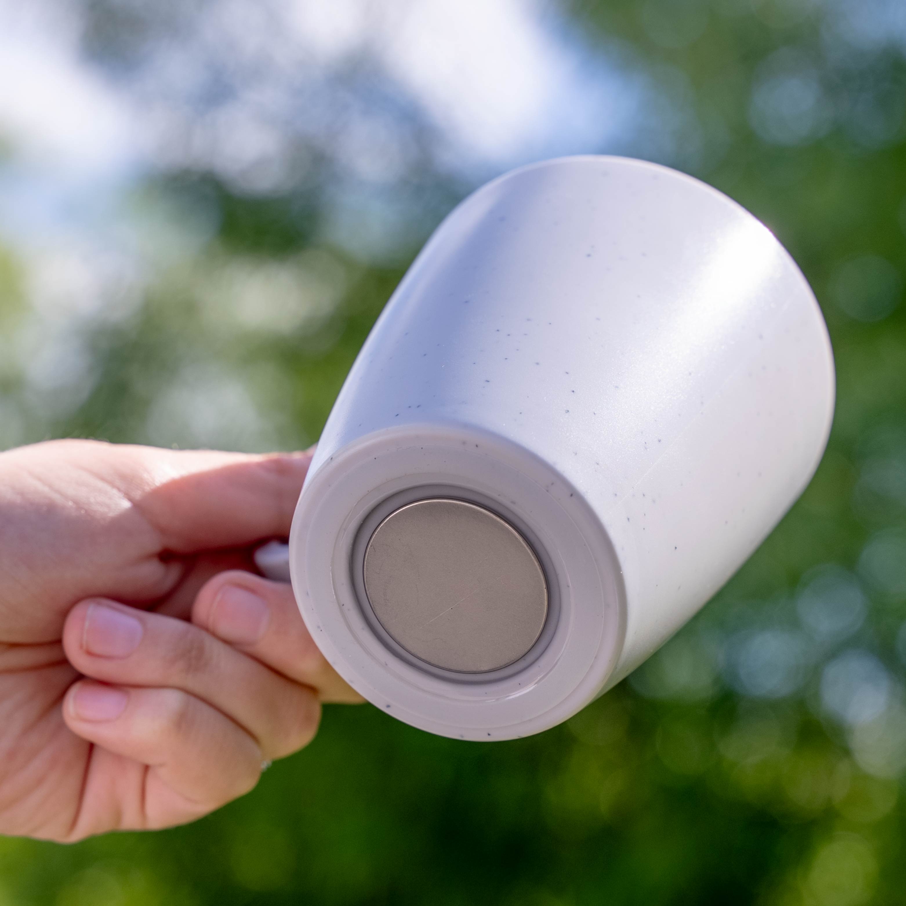 Tasses en plastique magnétiques white d'en bas