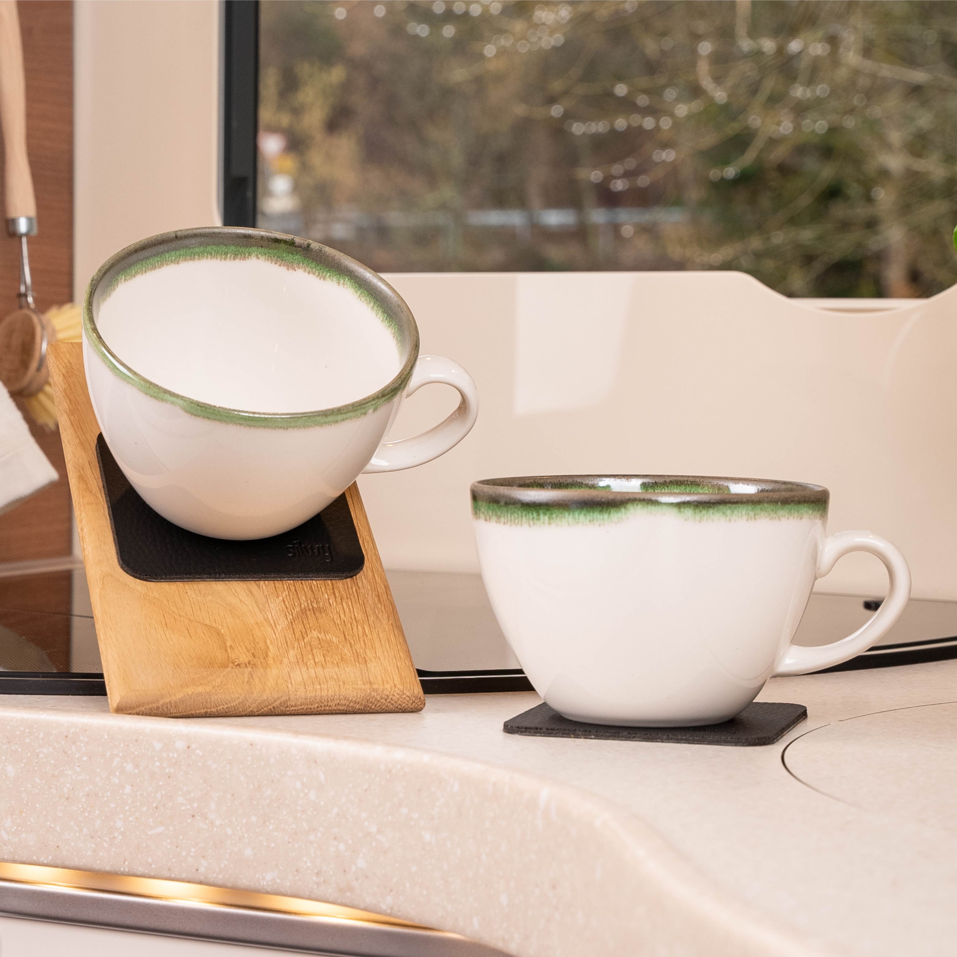 Tasses magnétiques sur pads métalliques en position inclinée dans un camping-car