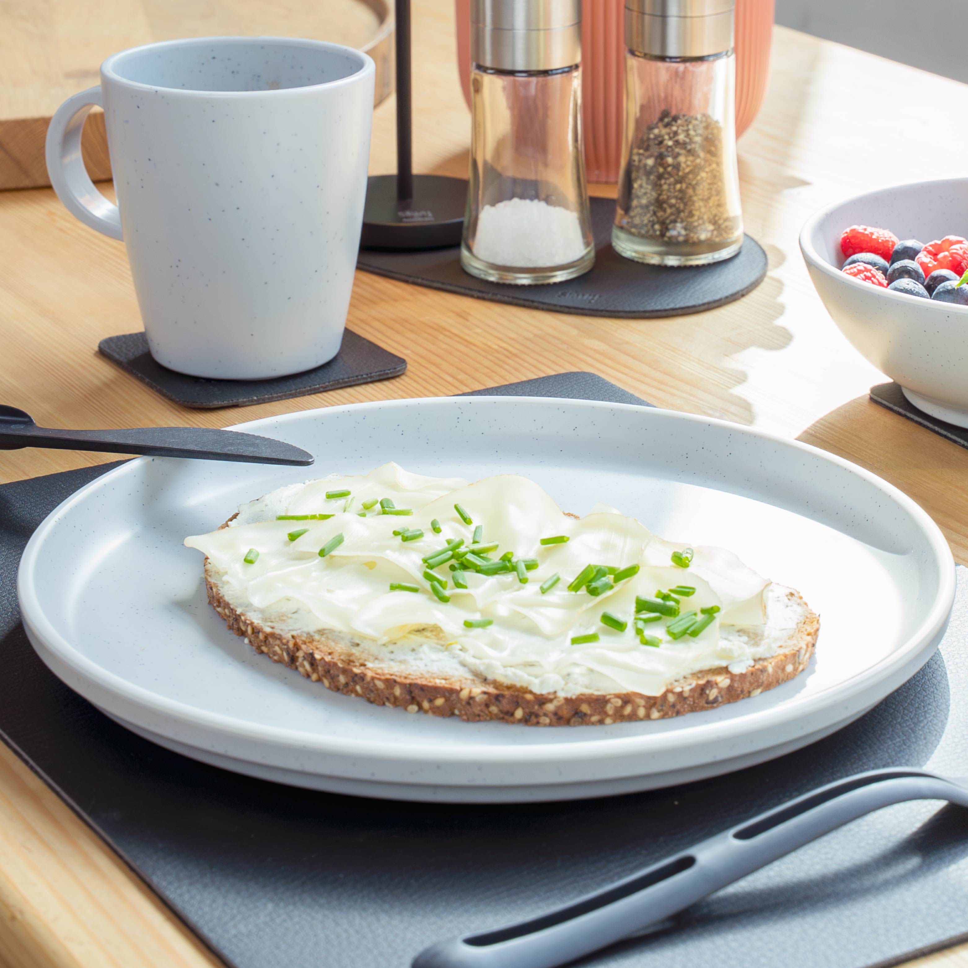 Set de vaisselle en plastique Blue sur tapis dans l'environnement de la cuisine