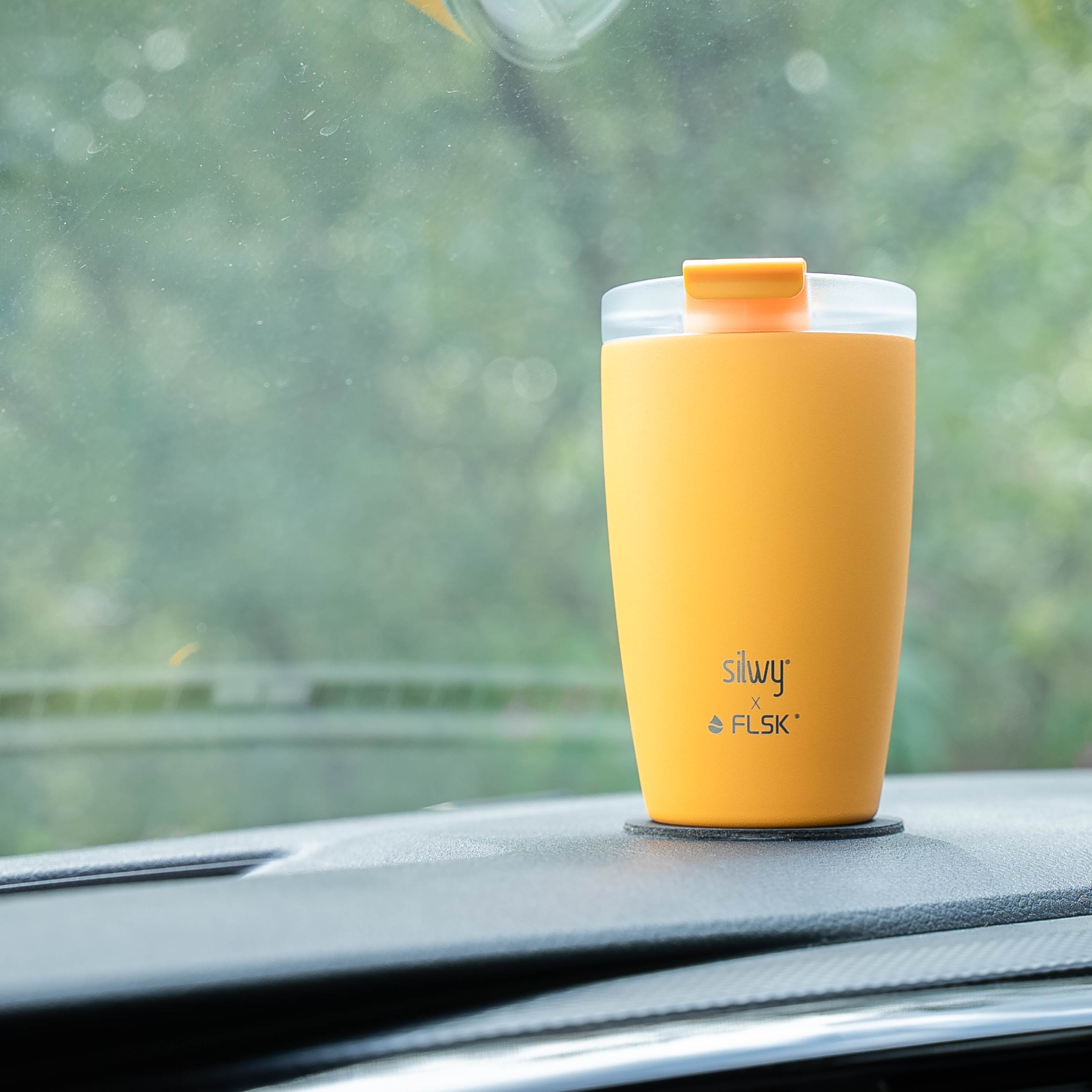 La tasse silwy x FLSK Thermocup dans la couleur sunrise avec le Nano-Gel Pad Métallique rond Nano-Gel Pad Métallique