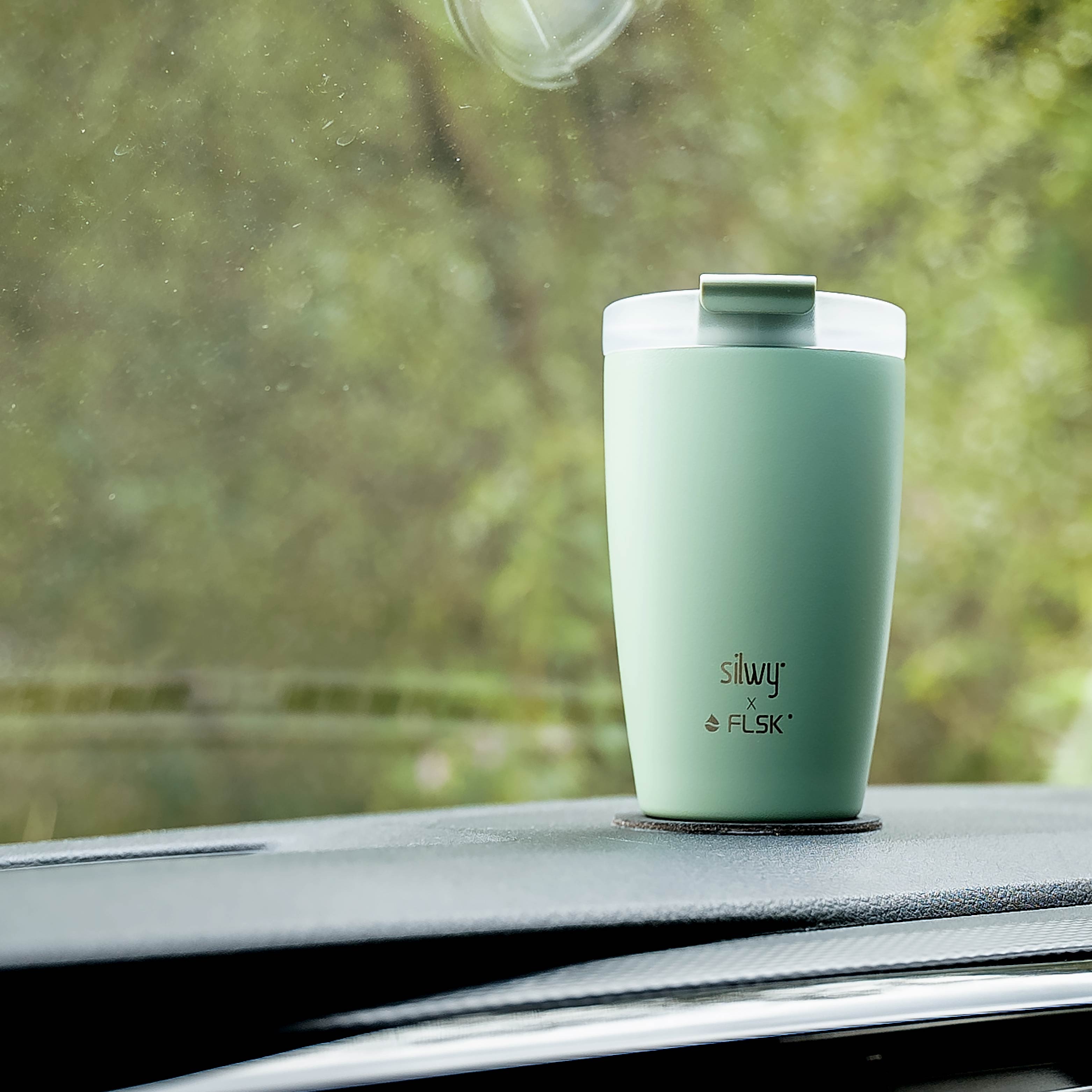 La tasse thermique silwy x FLSK de couleur sage avec le Nano-Gel Pad Métallique rond Nano-Gel Pad Métallique