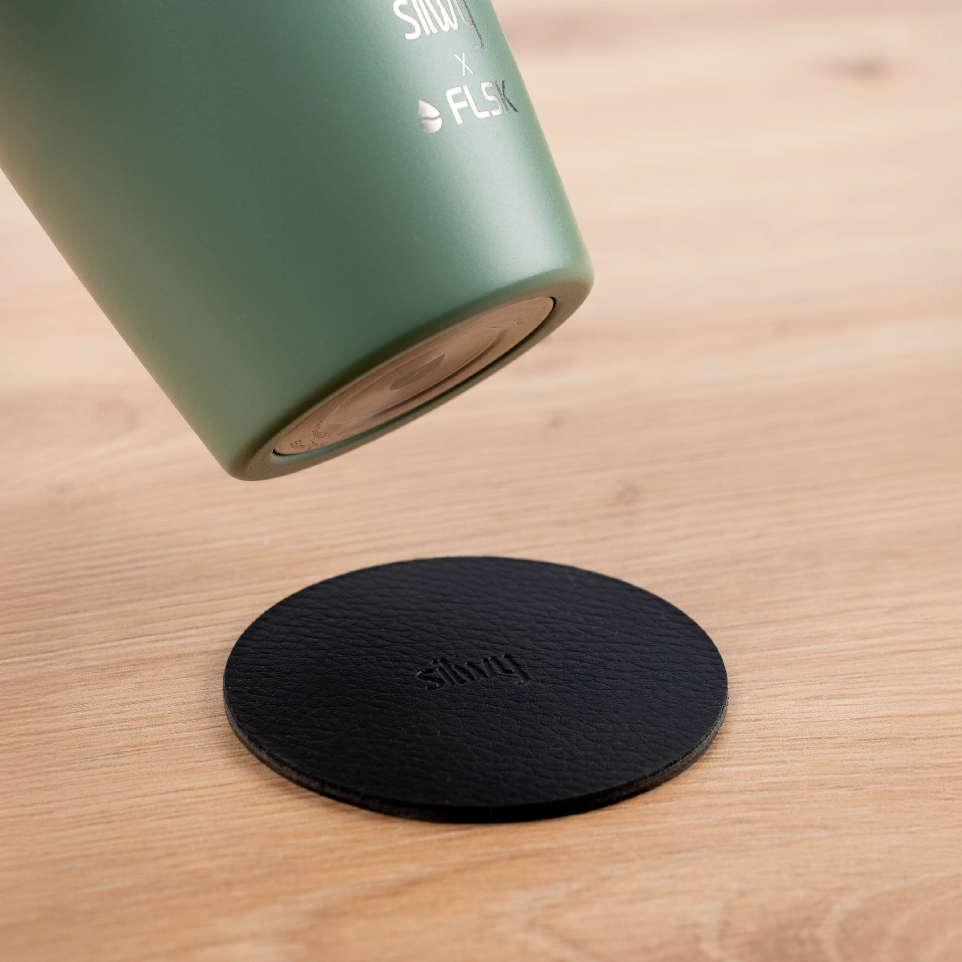 La tasse thermique silwy x FLSK de couleur sage avec l'aimant intégré dans le fond et le Nano-Gel Pad Métallique rond en Nano-Gel Pad Métallique