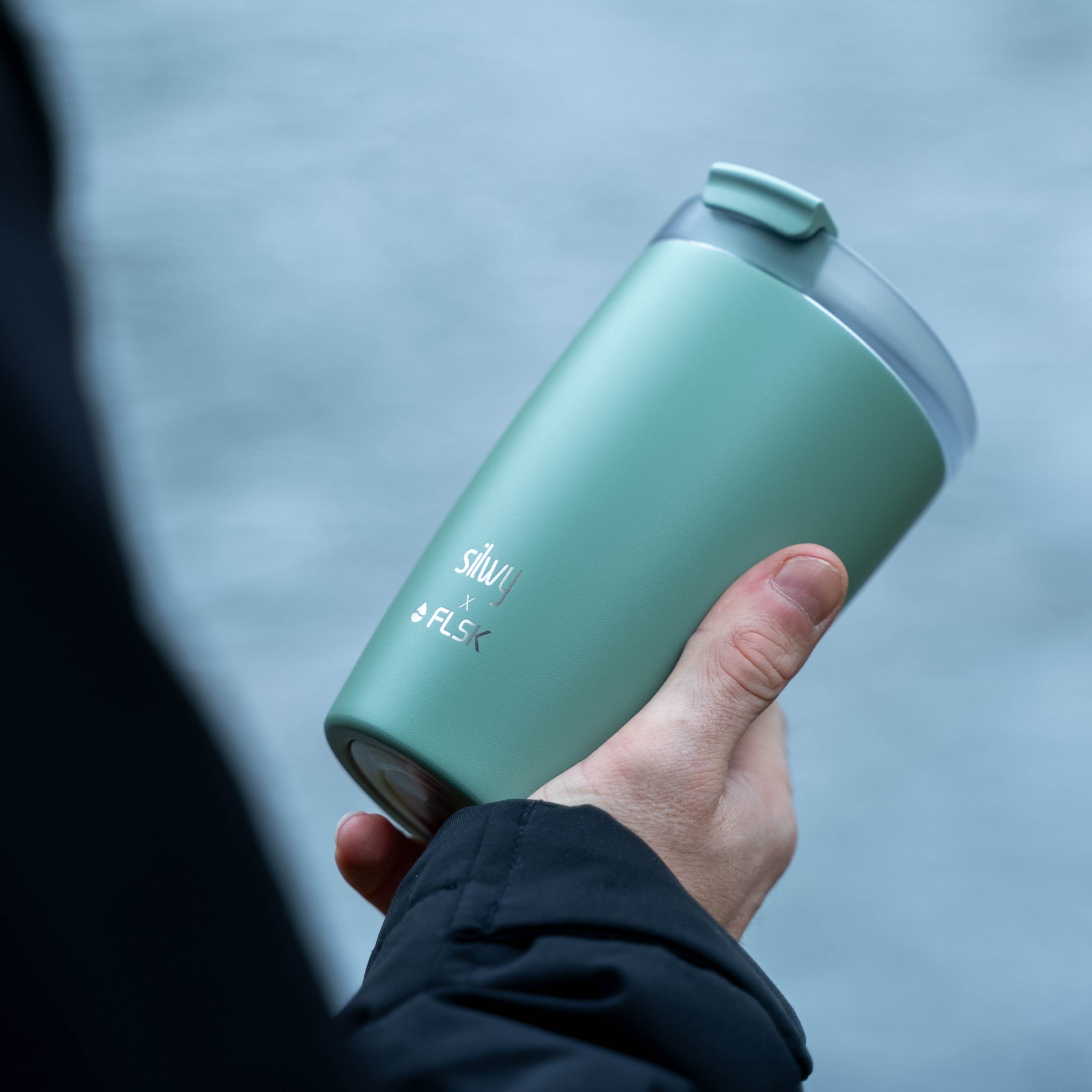 Le silwy x FLSK Thermocup en couleur sage