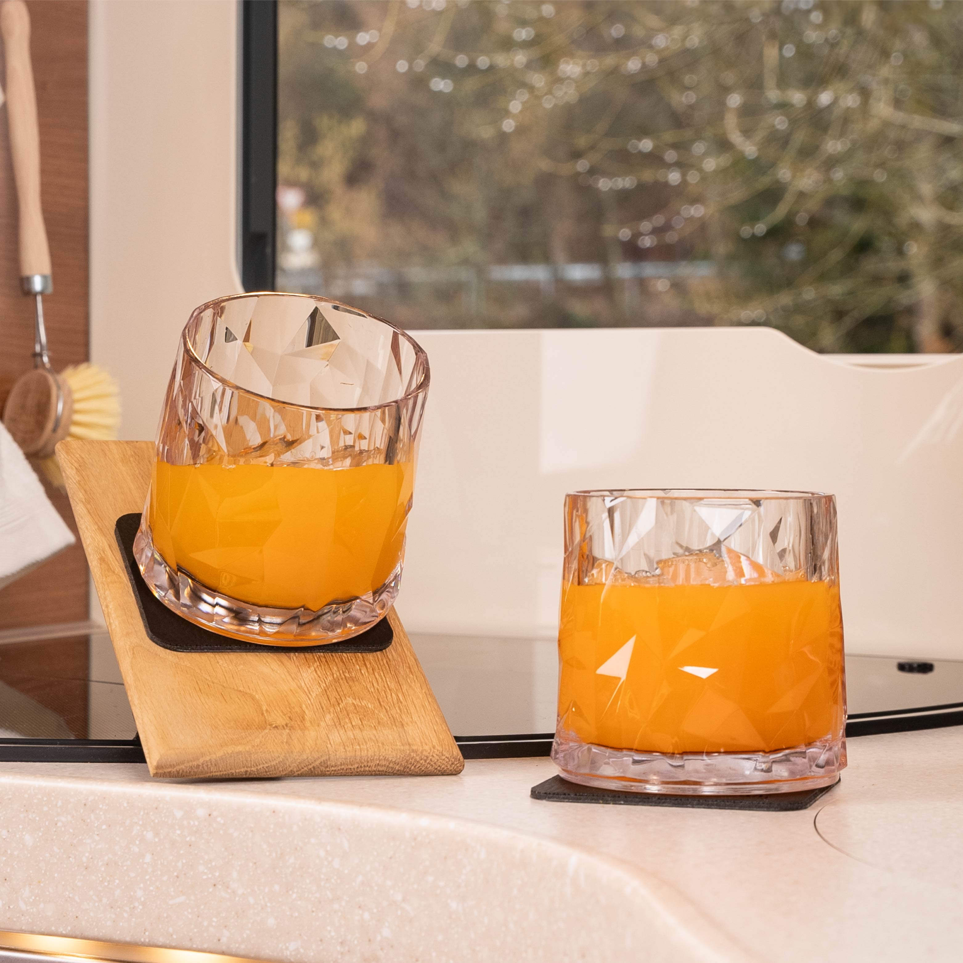 Verres en plastique déposés sur un pad à l'aide d'un aimant