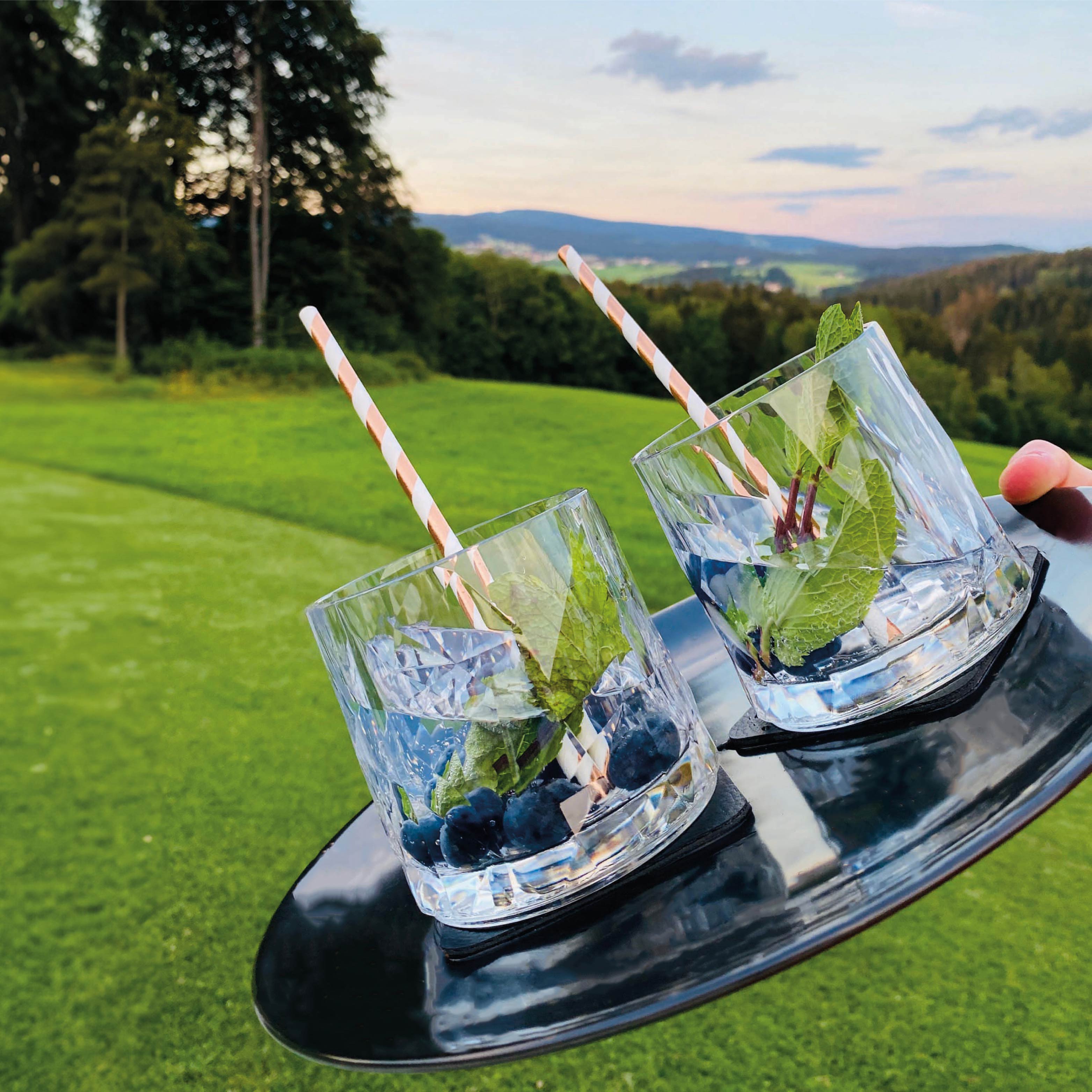 Verres en Plastique Magnétiques Tumbler sur les dosettes placées sur un plateau